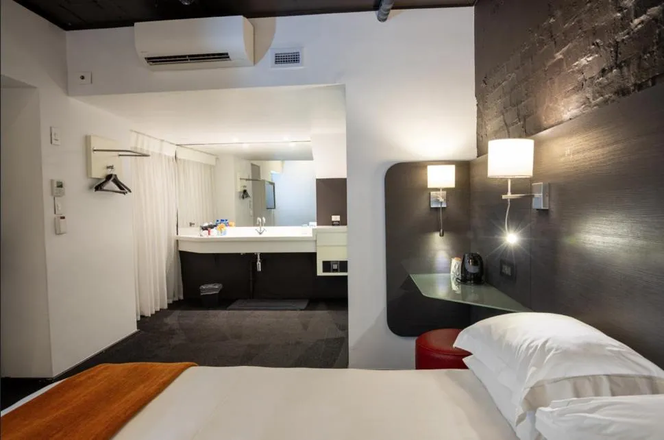 Photo of the whole room, Bed in ONOMO Hotel Waterfront