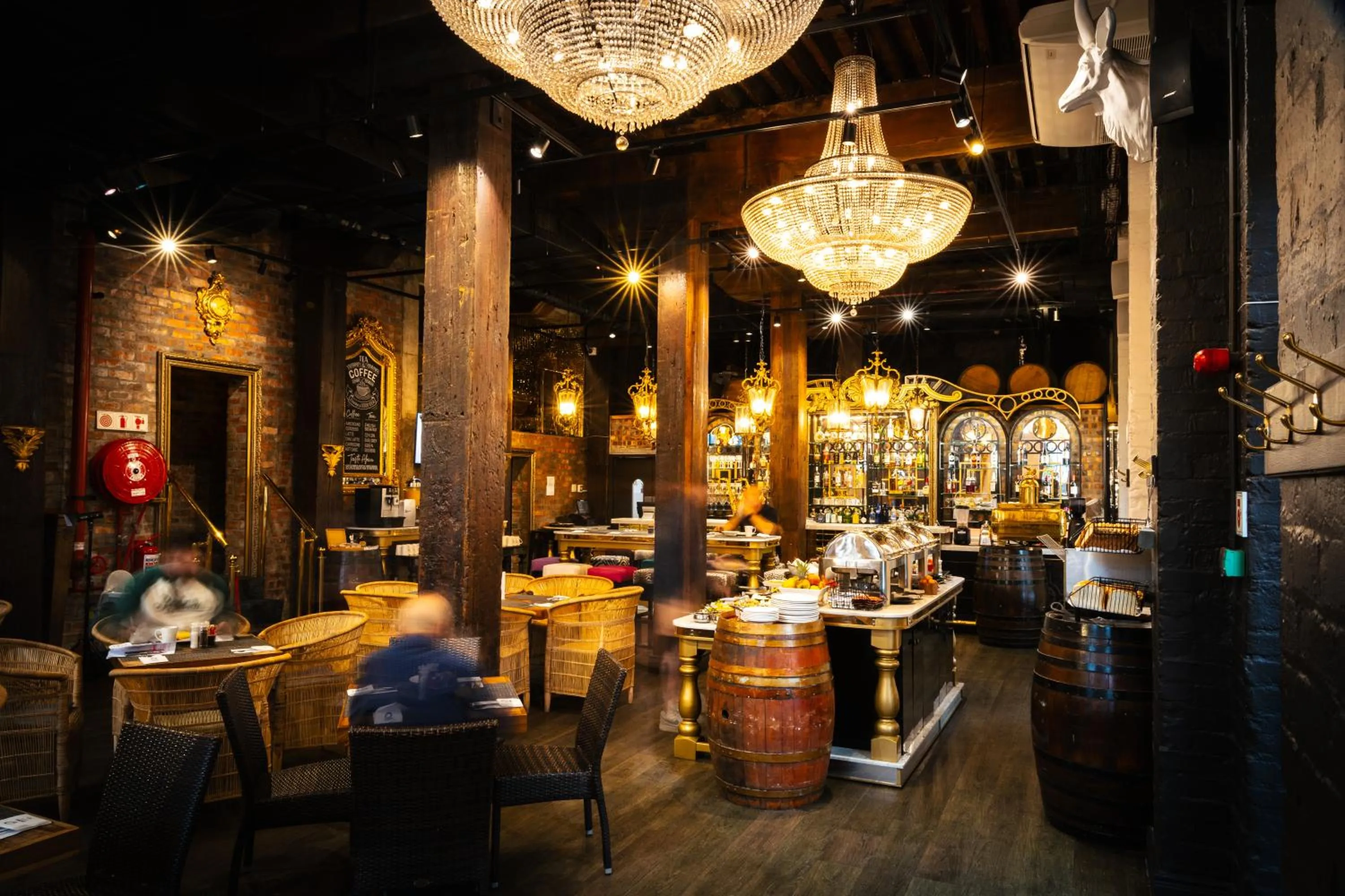 Restaurant/places to eat in ONOMO Hotel Waterfront