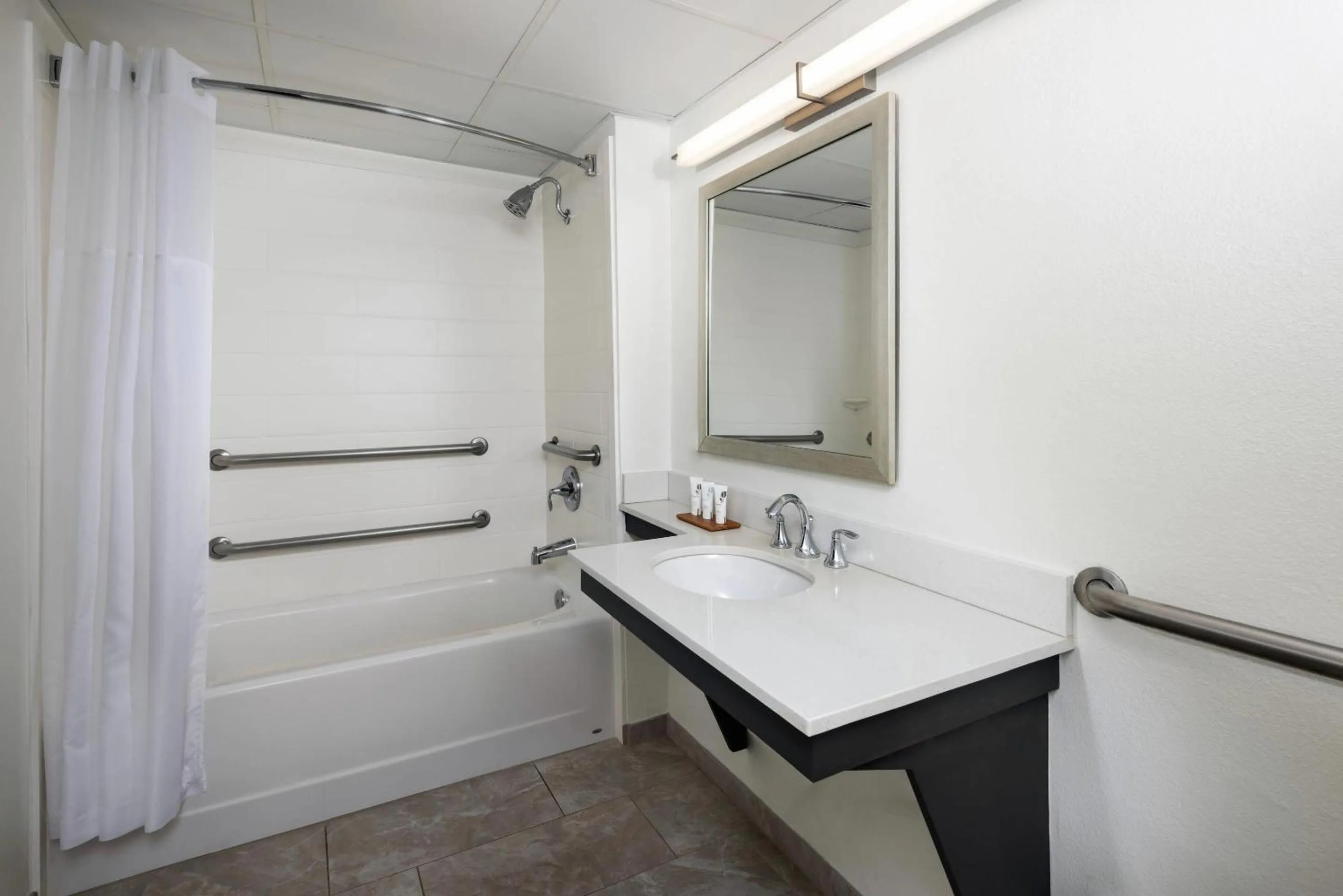 Bedroom in Country Inn & Suites by Radisson Asheville Downtown Tunnel Road