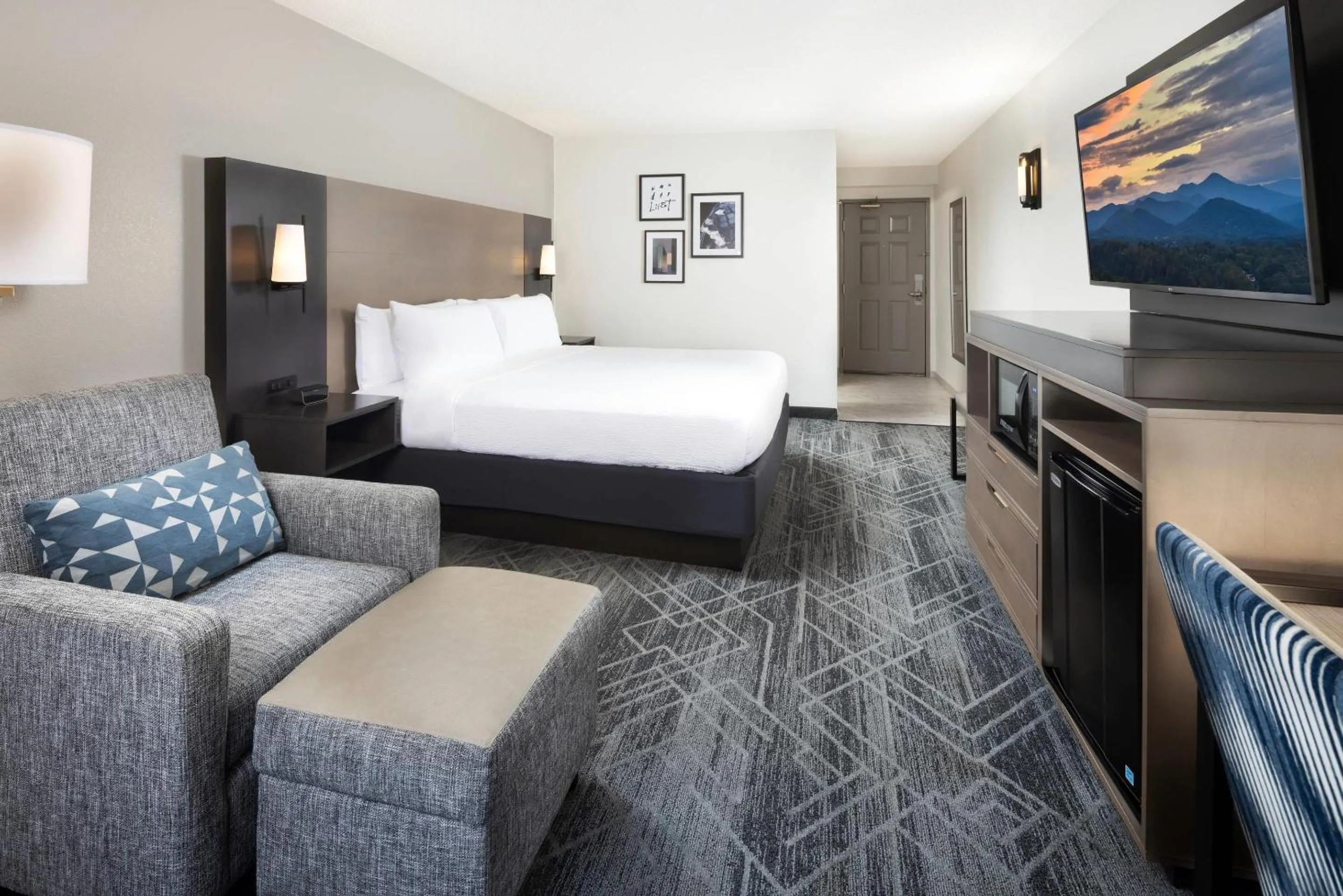 Bedroom, Bed in Country Inn & Suites by Radisson Asheville Downtown Tunnel Road