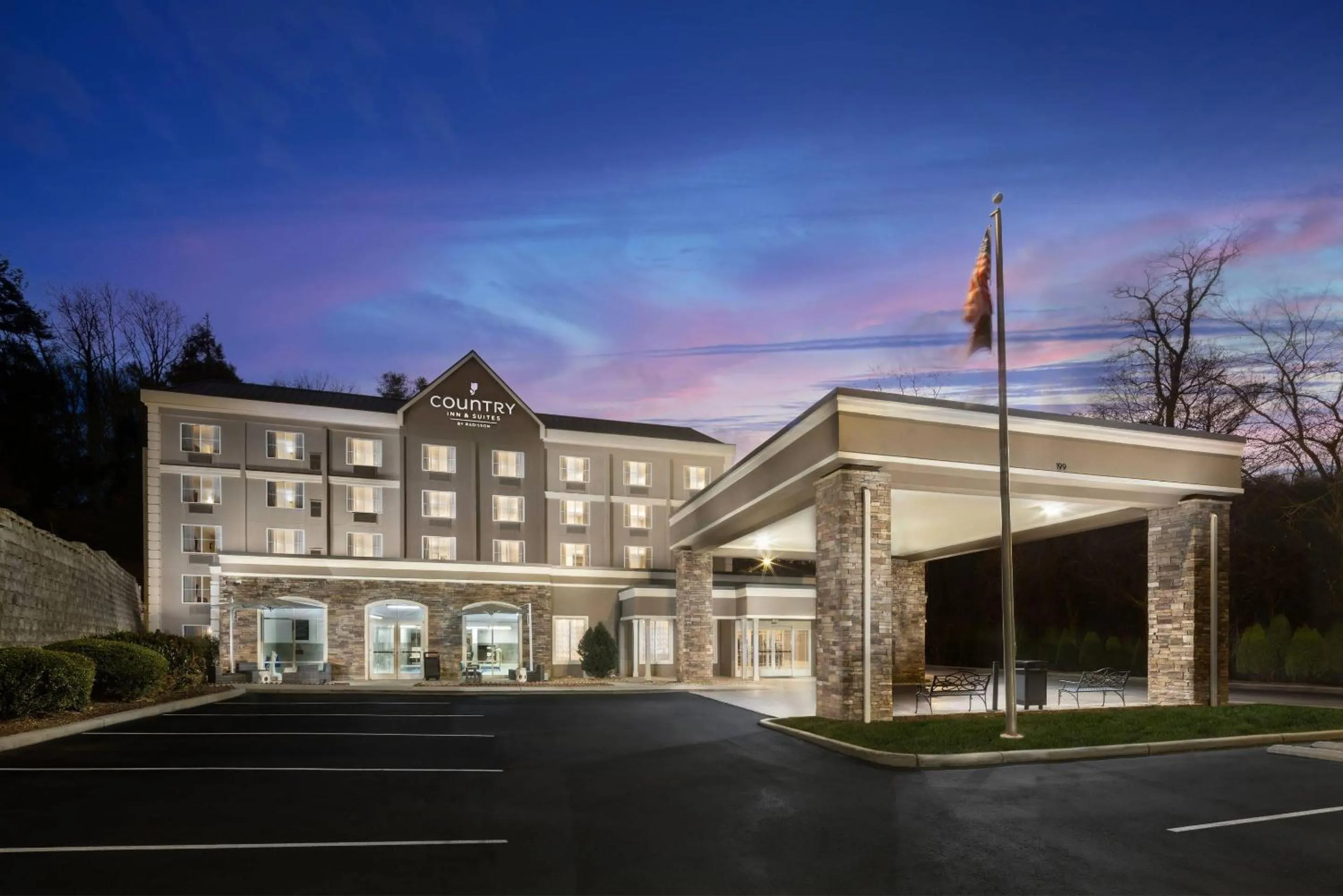 Property building in Country Inn & Suites by Radisson Asheville Downtown Tunnel Road