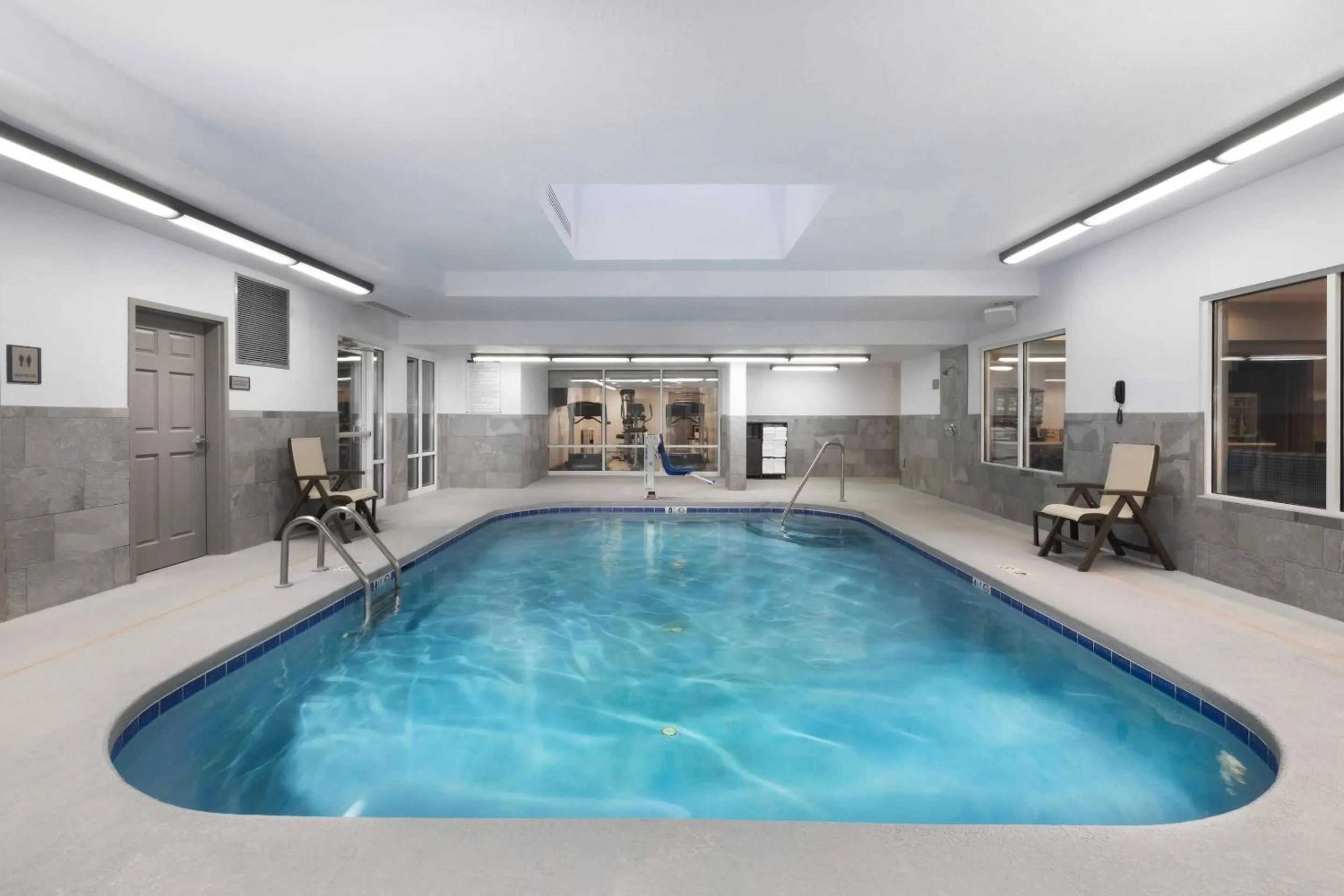 Swimming pool in Country Inn & Suites by Radisson Asheville Downtown Tunnel Road