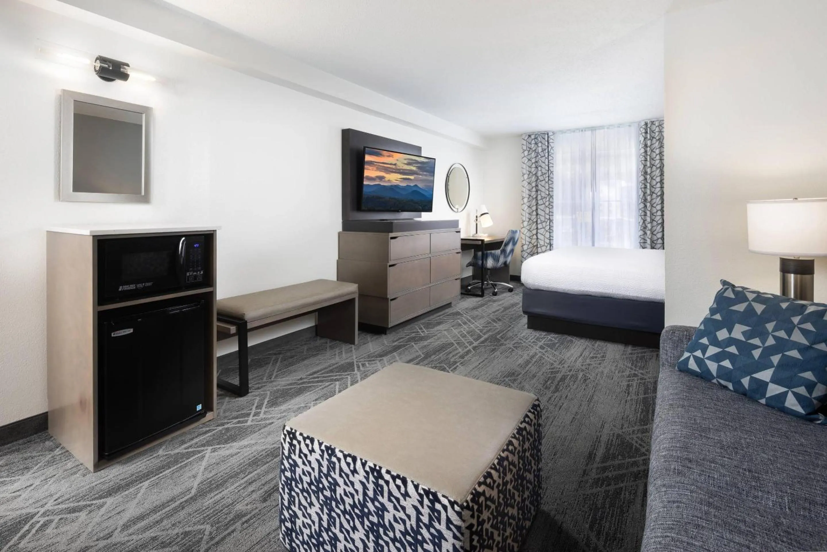 Bedroom, Bed in Country Inn & Suites by Radisson Asheville Downtown Tunnel Road