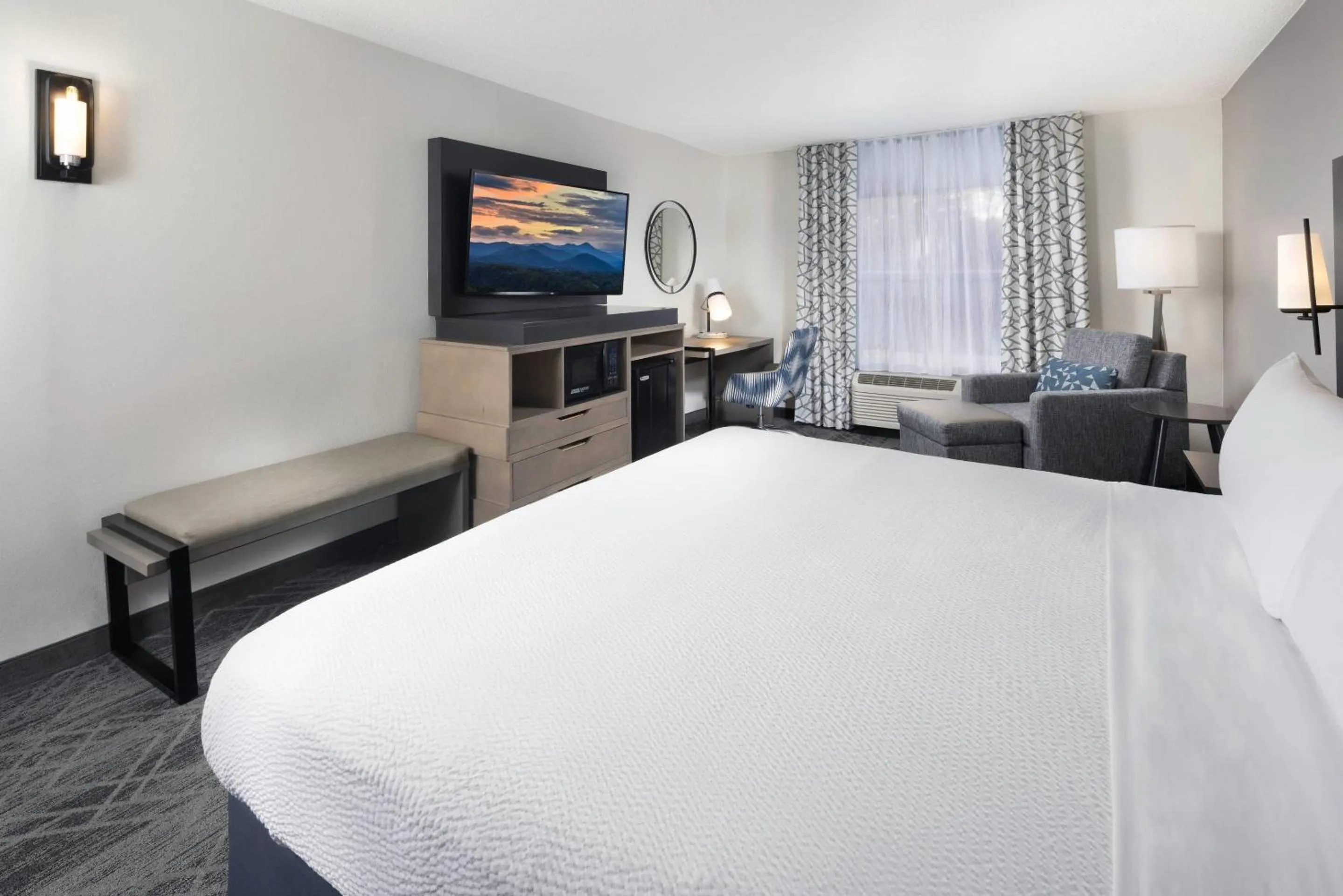 Bedroom, Bed in Country Inn & Suites by Radisson Asheville Downtown Tunnel Road