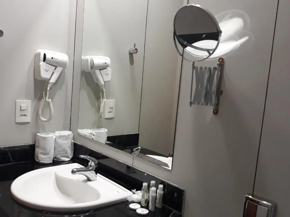 Shower in Premier Parc Hotel