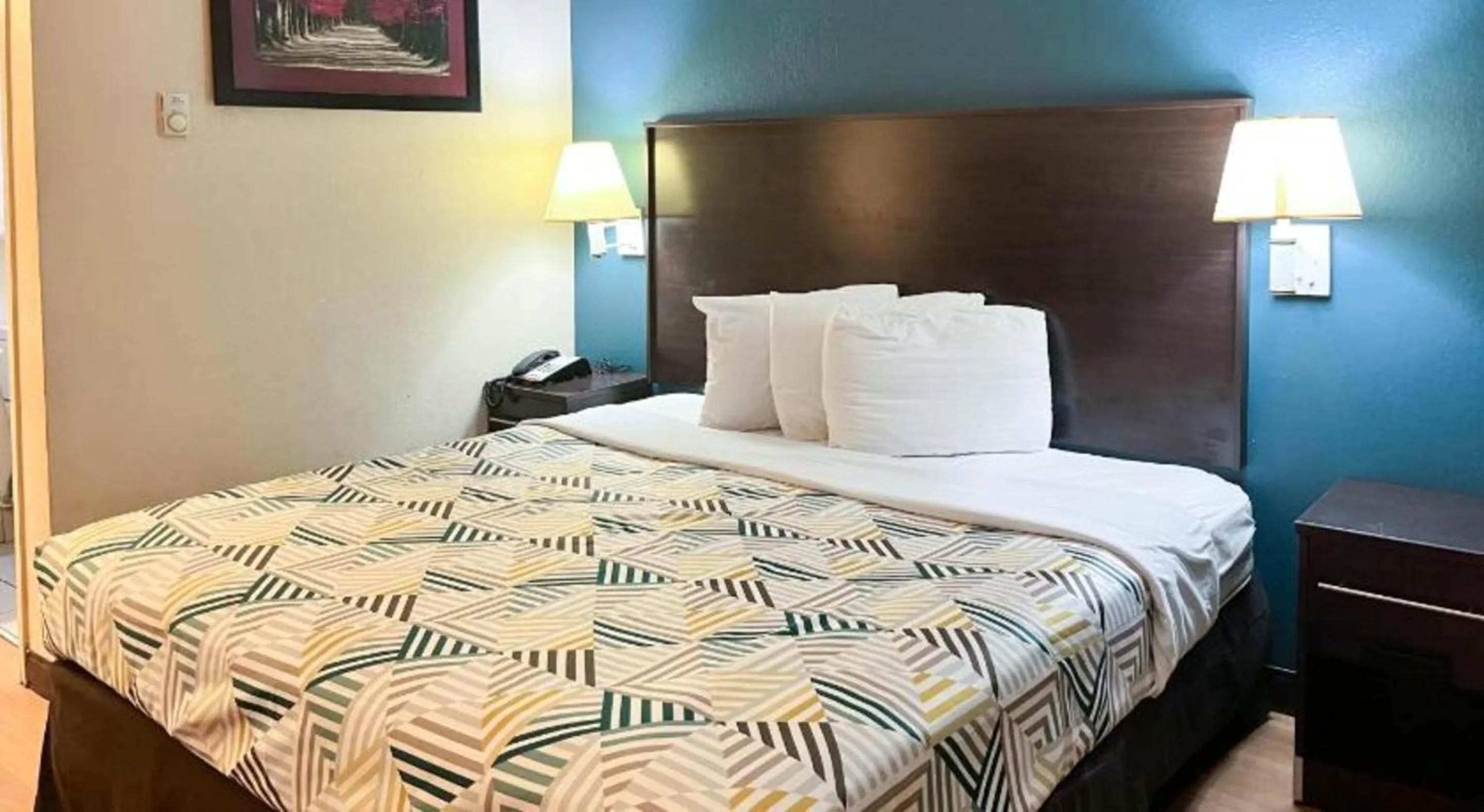 Bedroom, Bed in Studio 6 Suites Shreveport, LA Industrial Loop