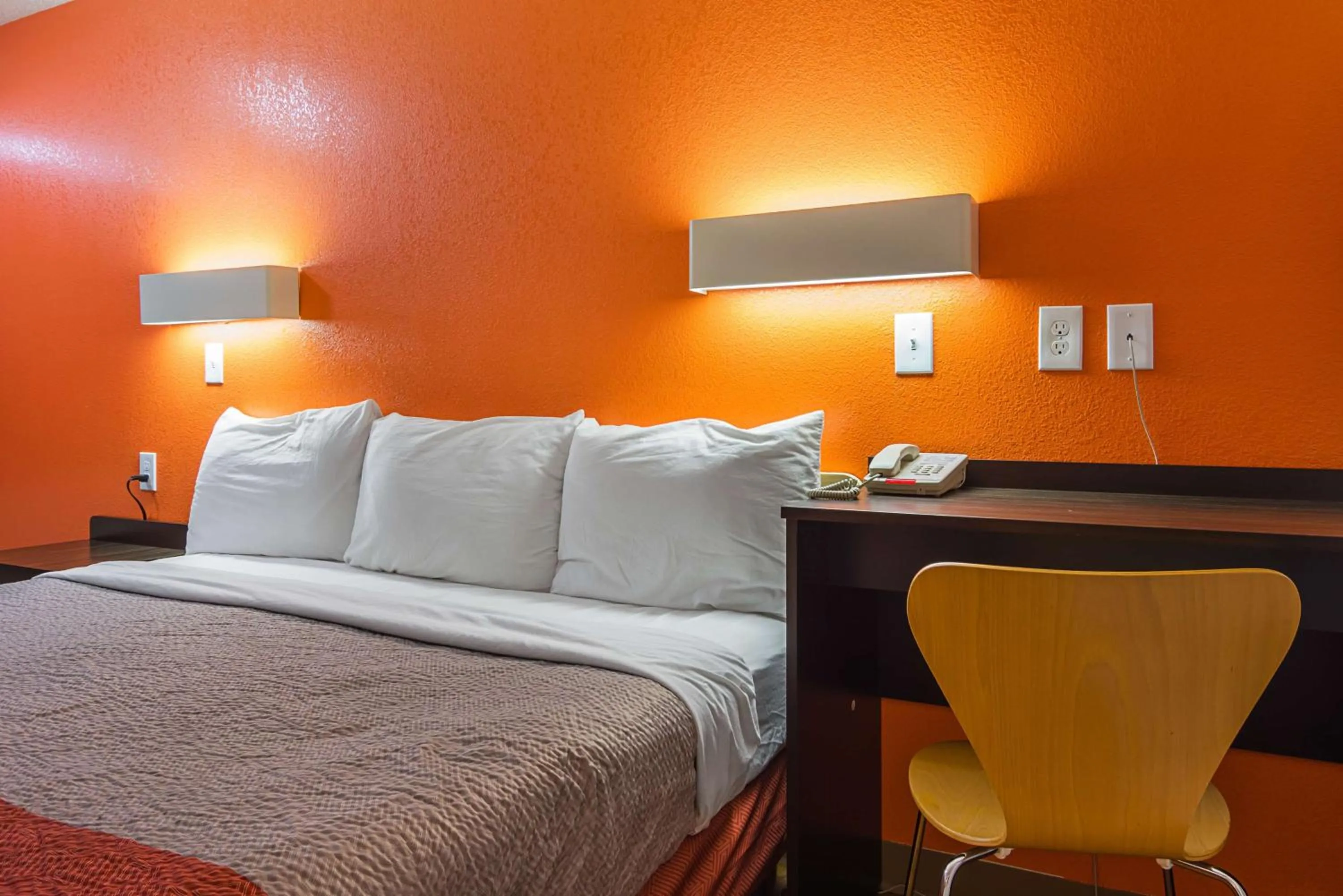 TV and multimedia, Bed in Motel 6-Tucker, GA - Atlanta Northeast