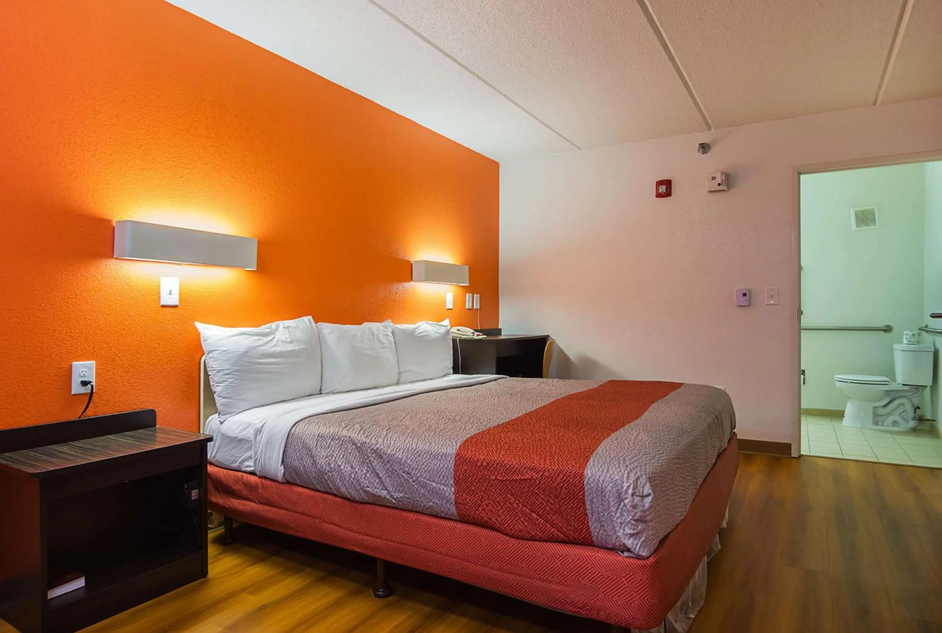 TV and multimedia, Bed in Motel 6-Tucker, GA - Atlanta Northeast