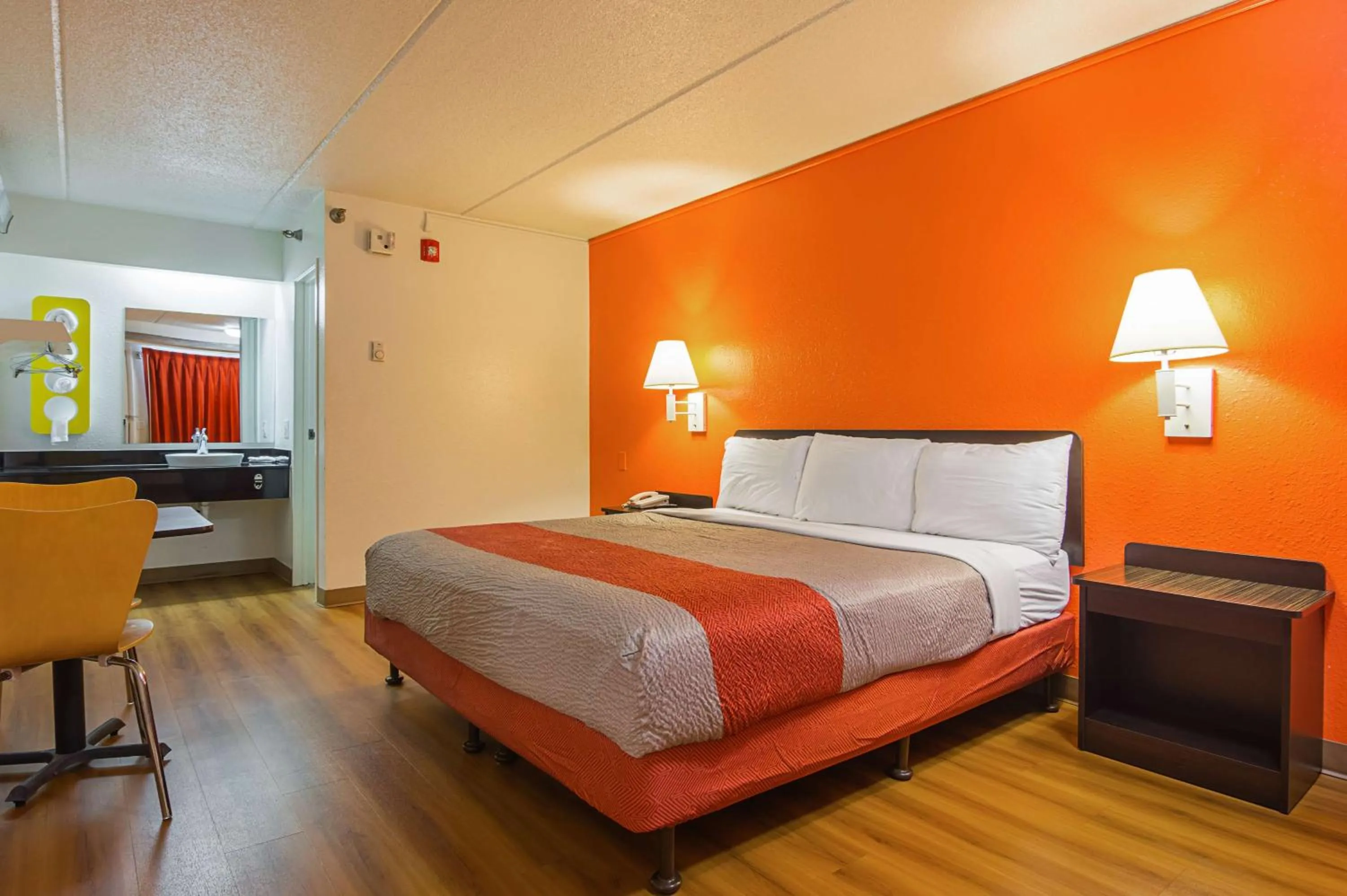 TV and multimedia, Bed in Motel 6-Tucker, GA - Atlanta Northeast