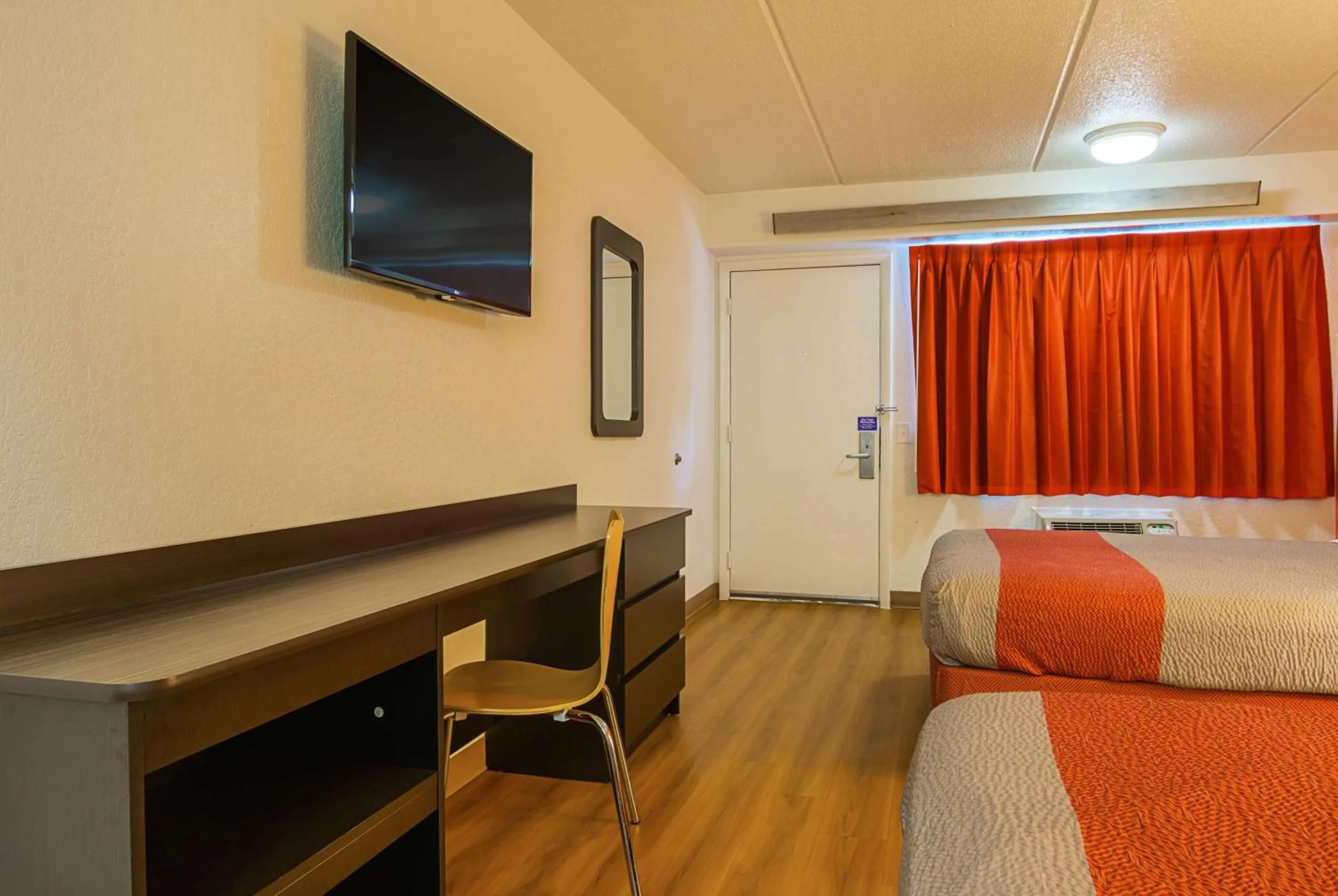 TV and multimedia, Bed in Motel 6-Tucker, GA - Atlanta Northeast