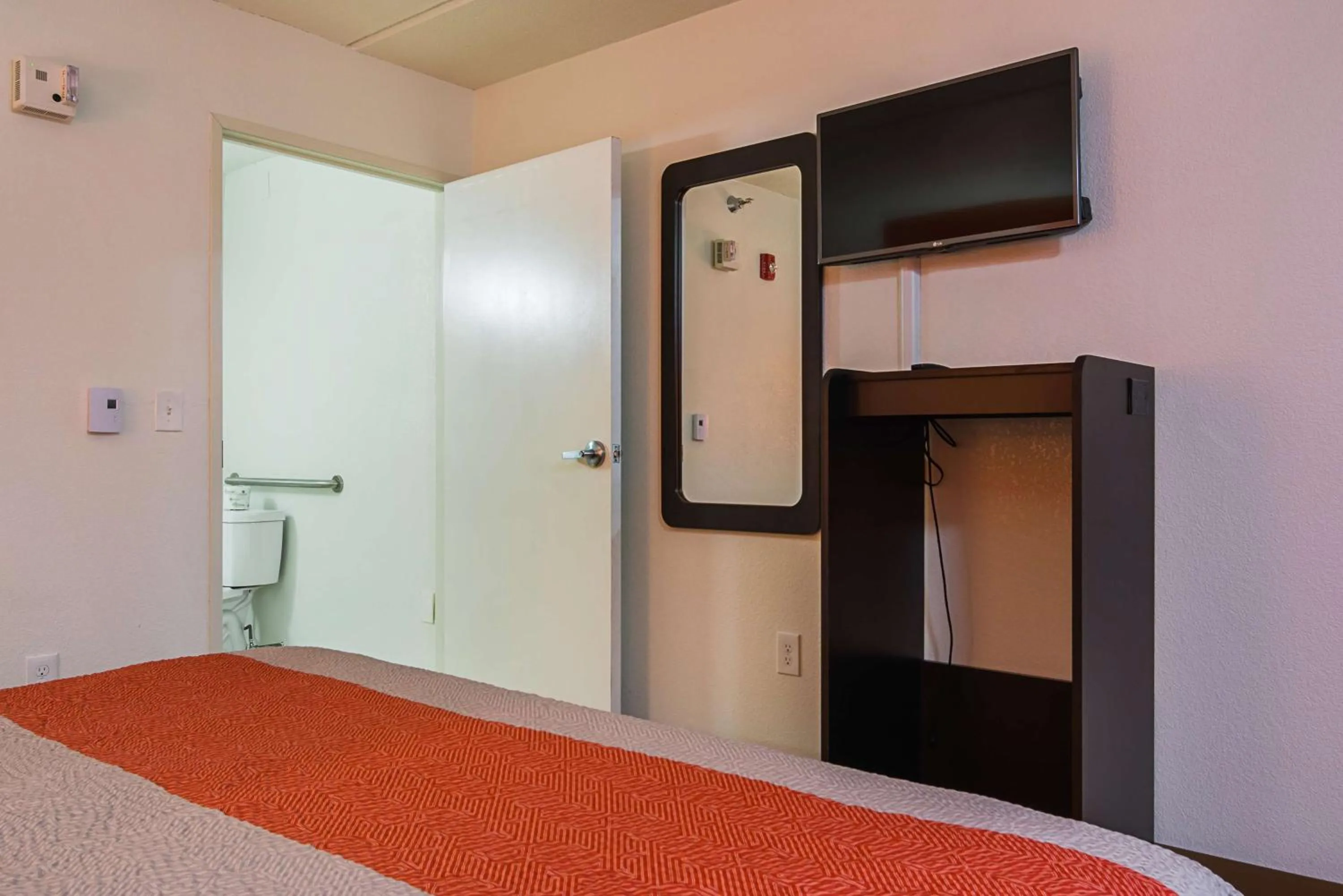 TV and multimedia, Bed in Motel 6-Tucker, GA - Atlanta Northeast