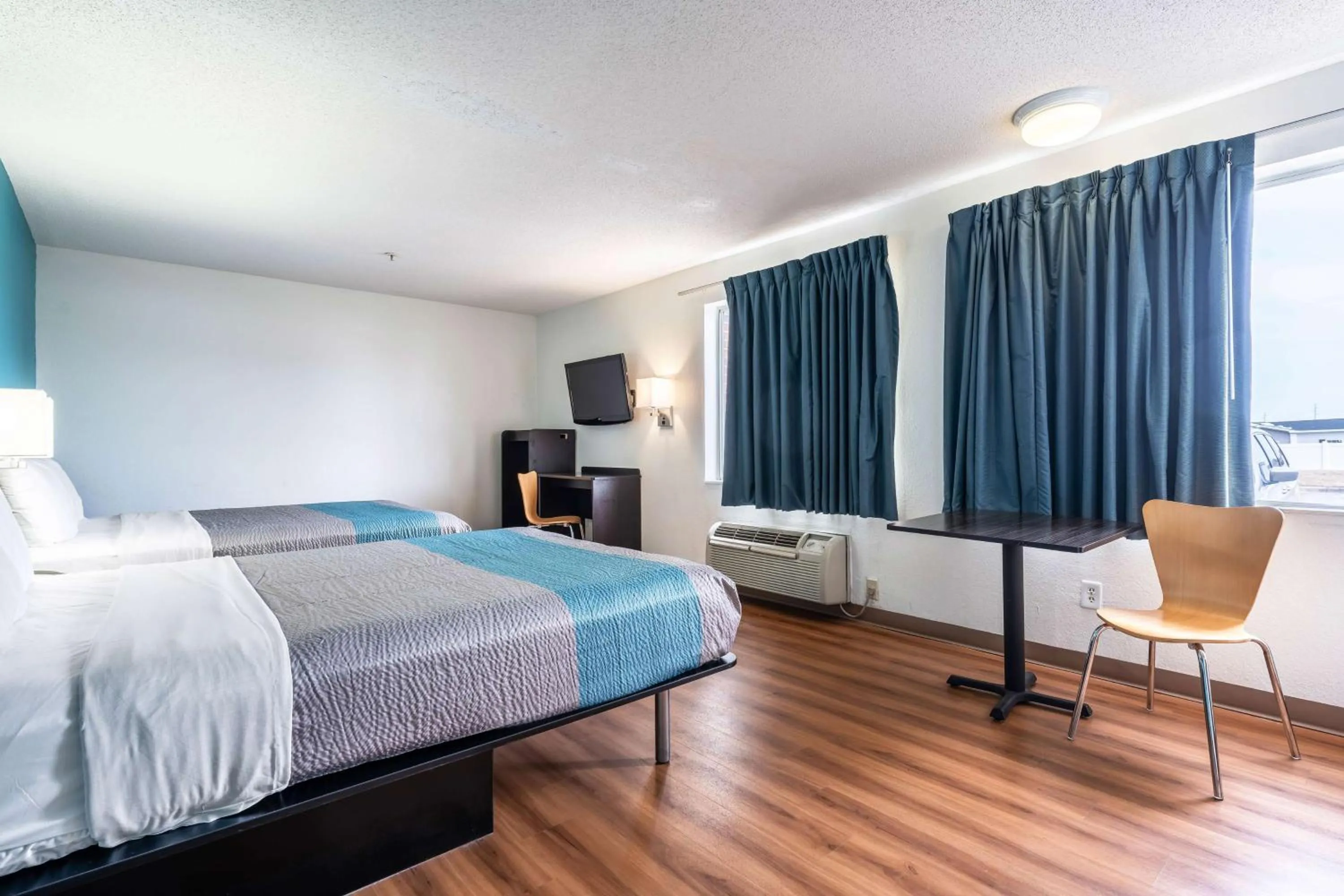 TV and multimedia, Bed in Motel 6-Rocky Mount, NC