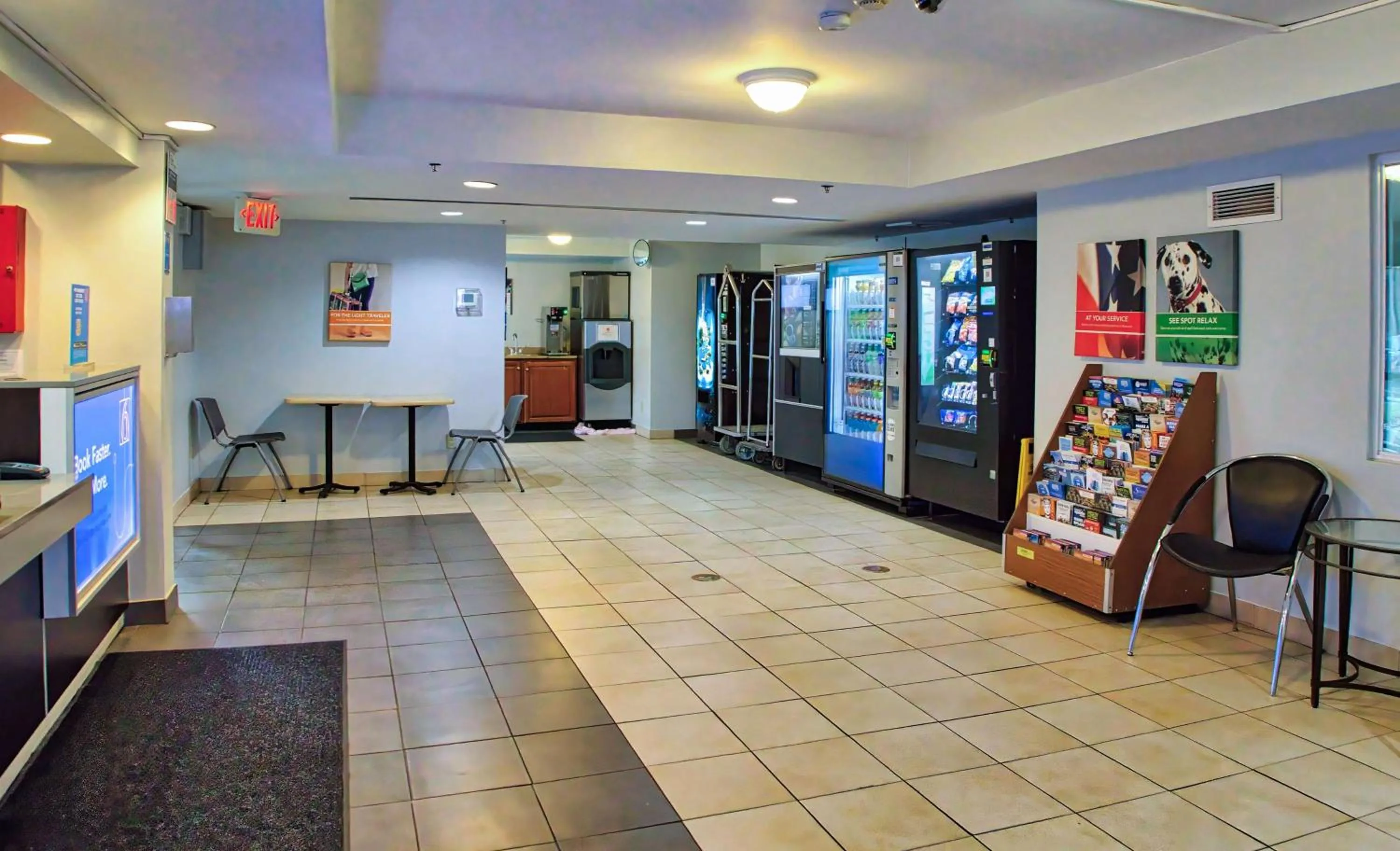 Lobby or reception in Motel 6-Buffalo, NY - Airport - Williamsville