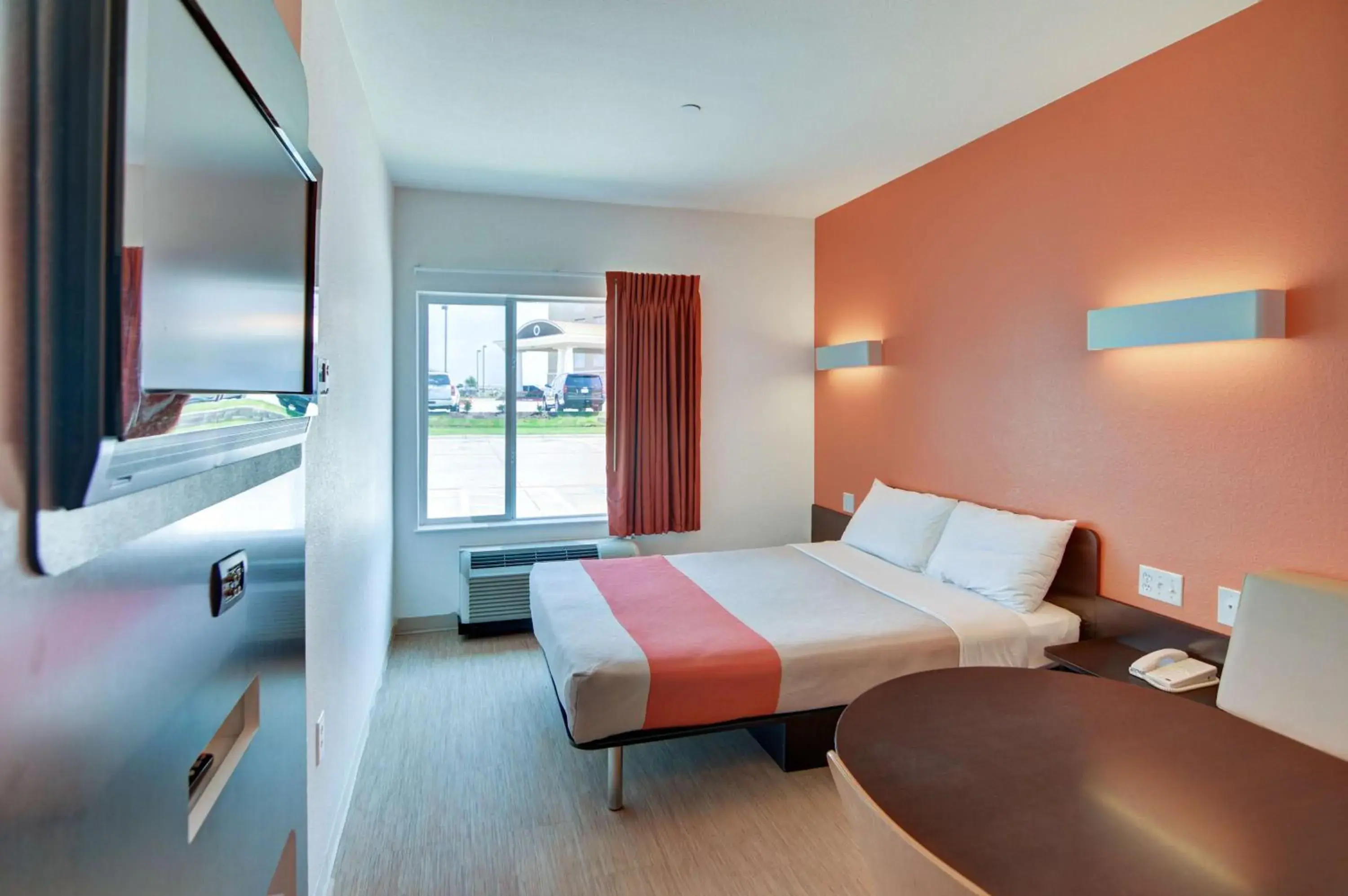 Queen Room in Motel 6-Roanoke, TX - Northlake - Speedway Queen Room in Motel 6-Roanoke, TX - Northlake - Speedway