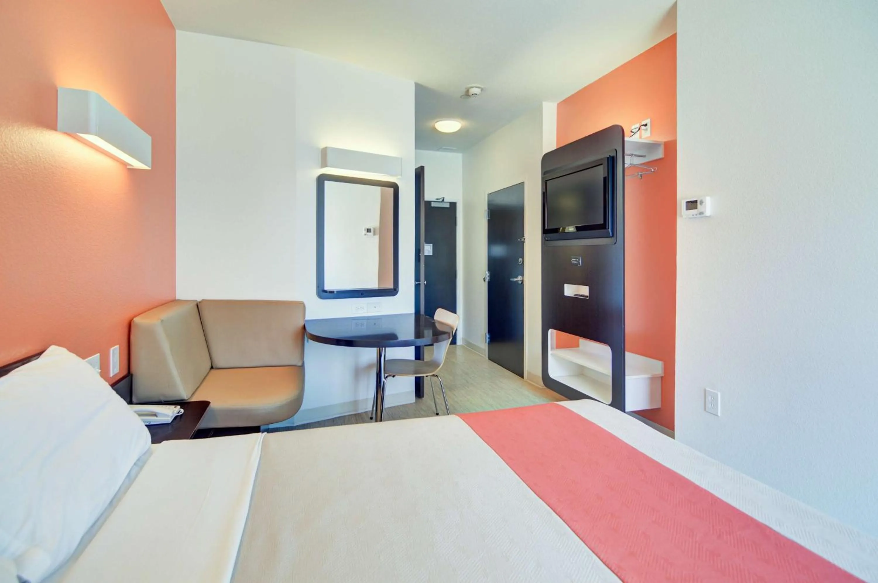 TV and multimedia, Bed in Motel 6-Roanoke, TX - Northlake - Speedway