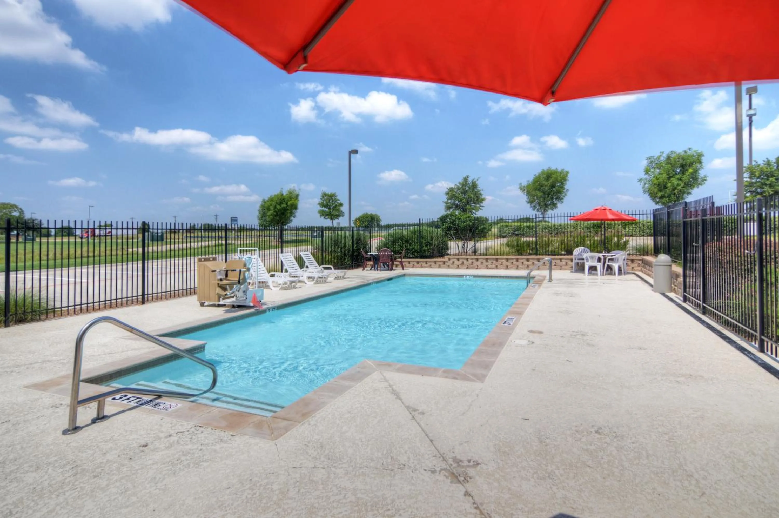 Swimming pool in Motel 6-Roanoke, TX - Northlake - Speedway