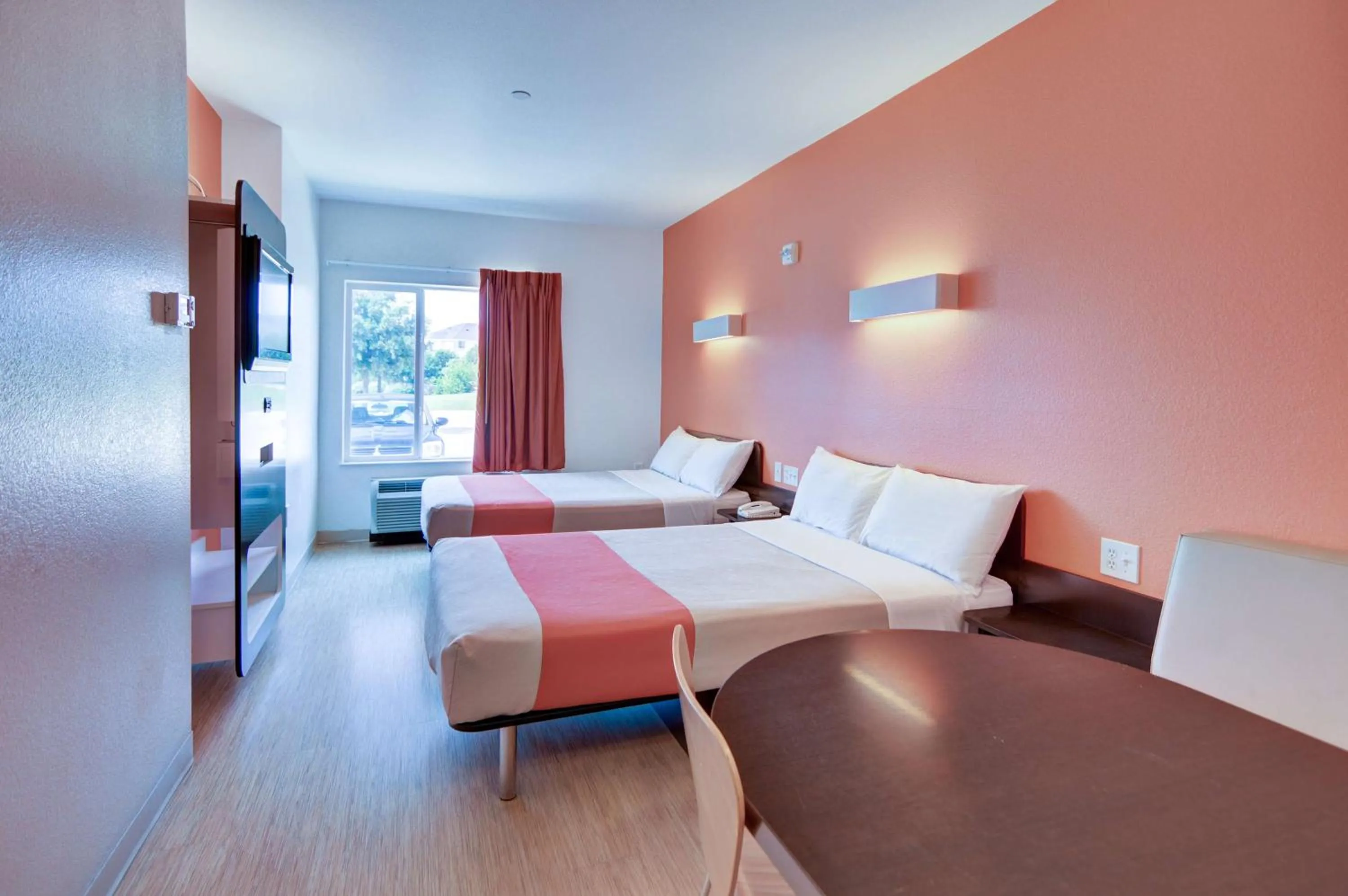 TV and multimedia, Bed in Motel 6-Roanoke, TX - Northlake - Speedway