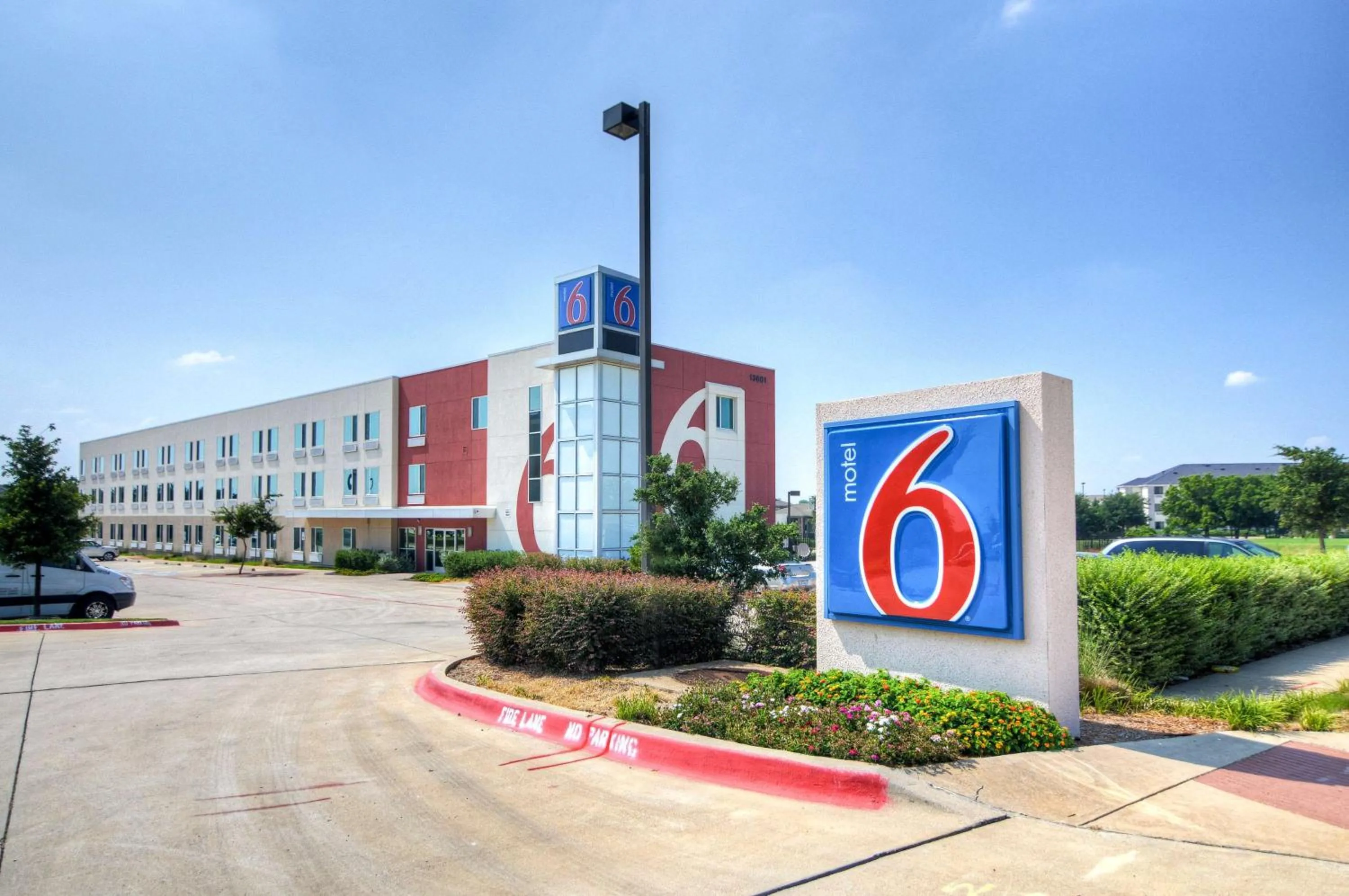 Property building in Motel 6-Roanoke, TX - Northlake - Speedway