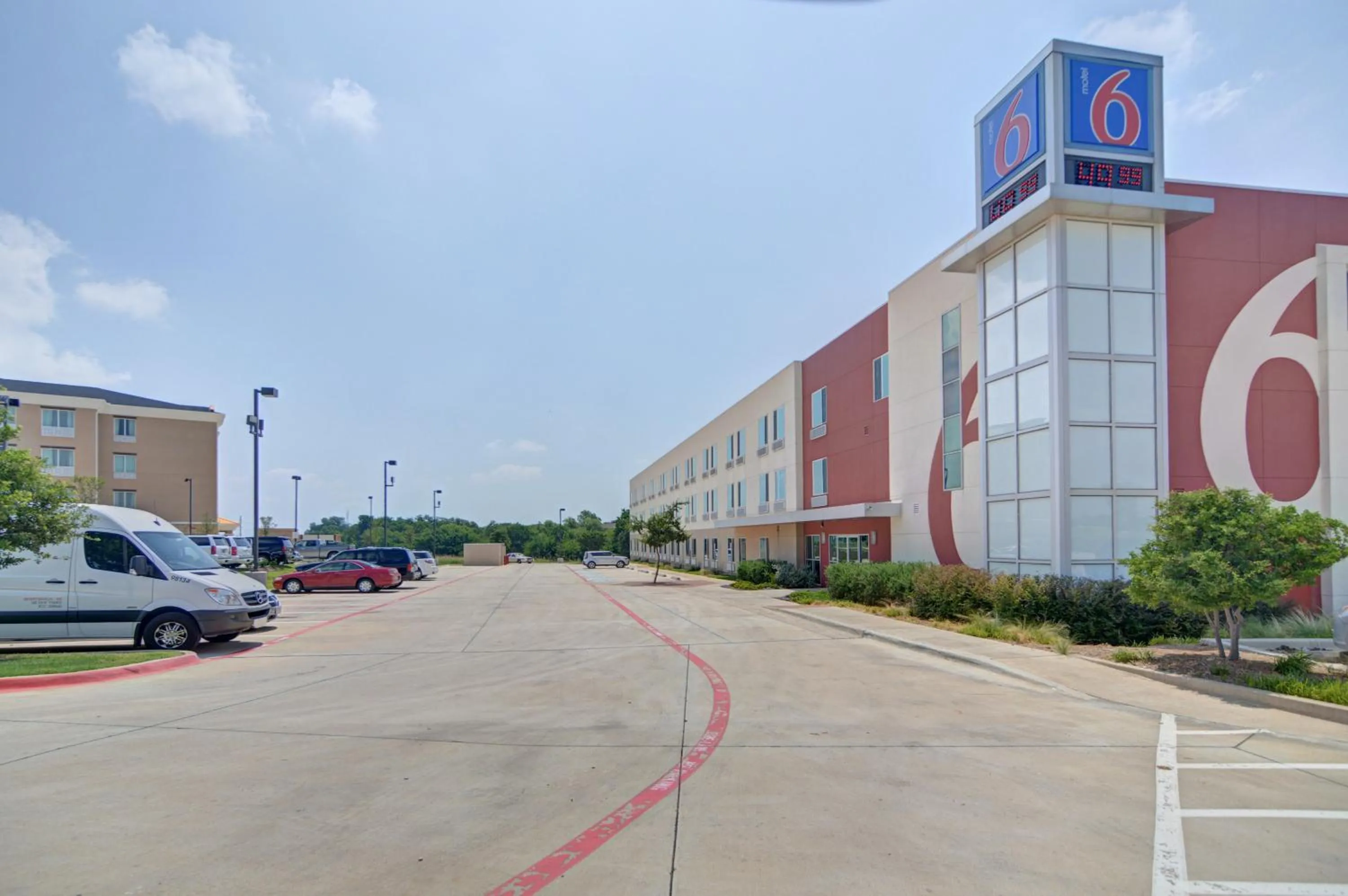 Property building in Motel 6-Roanoke, TX - Northlake - Speedway