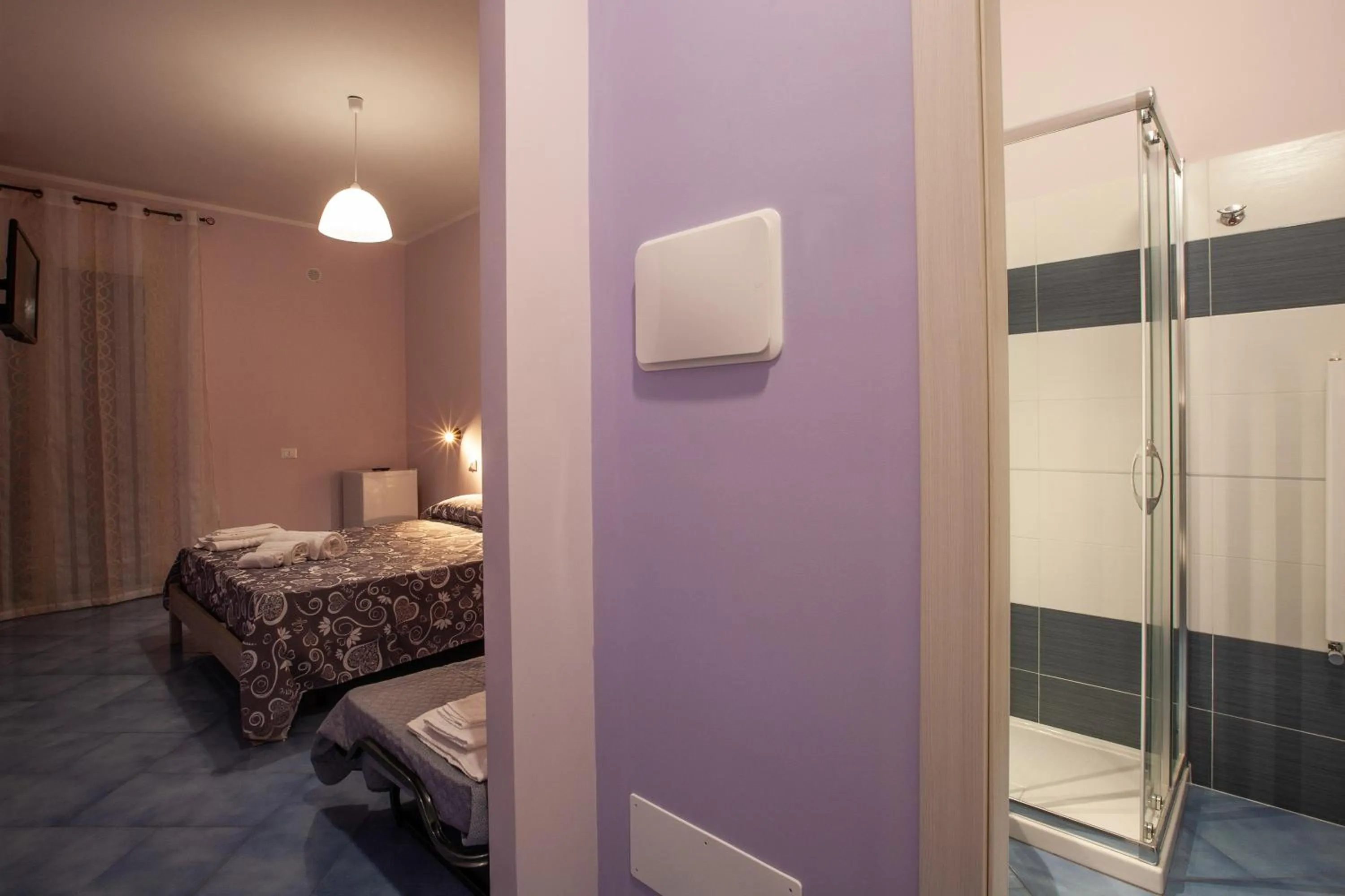 Shower, Bed in Affittacamere da Noemi