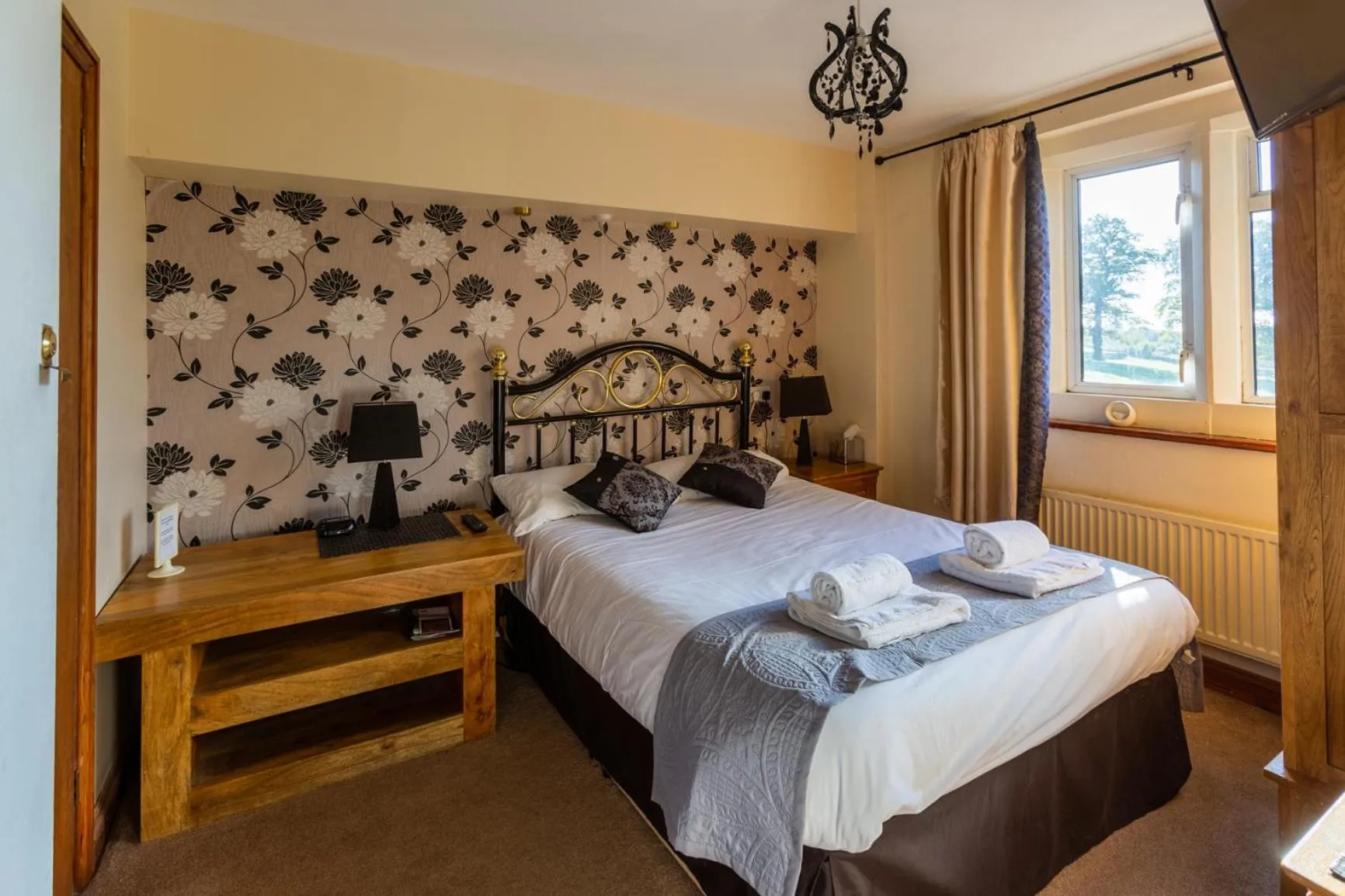 Bed in The Beacon & Railway Hotel