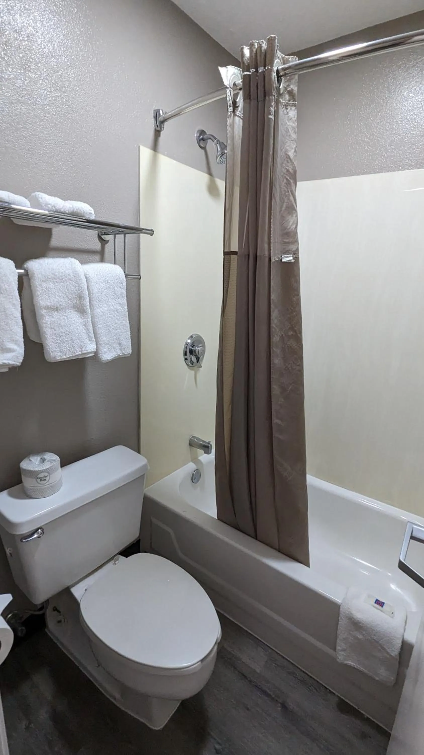 Bath in Motel 6-Nashua, NH - South