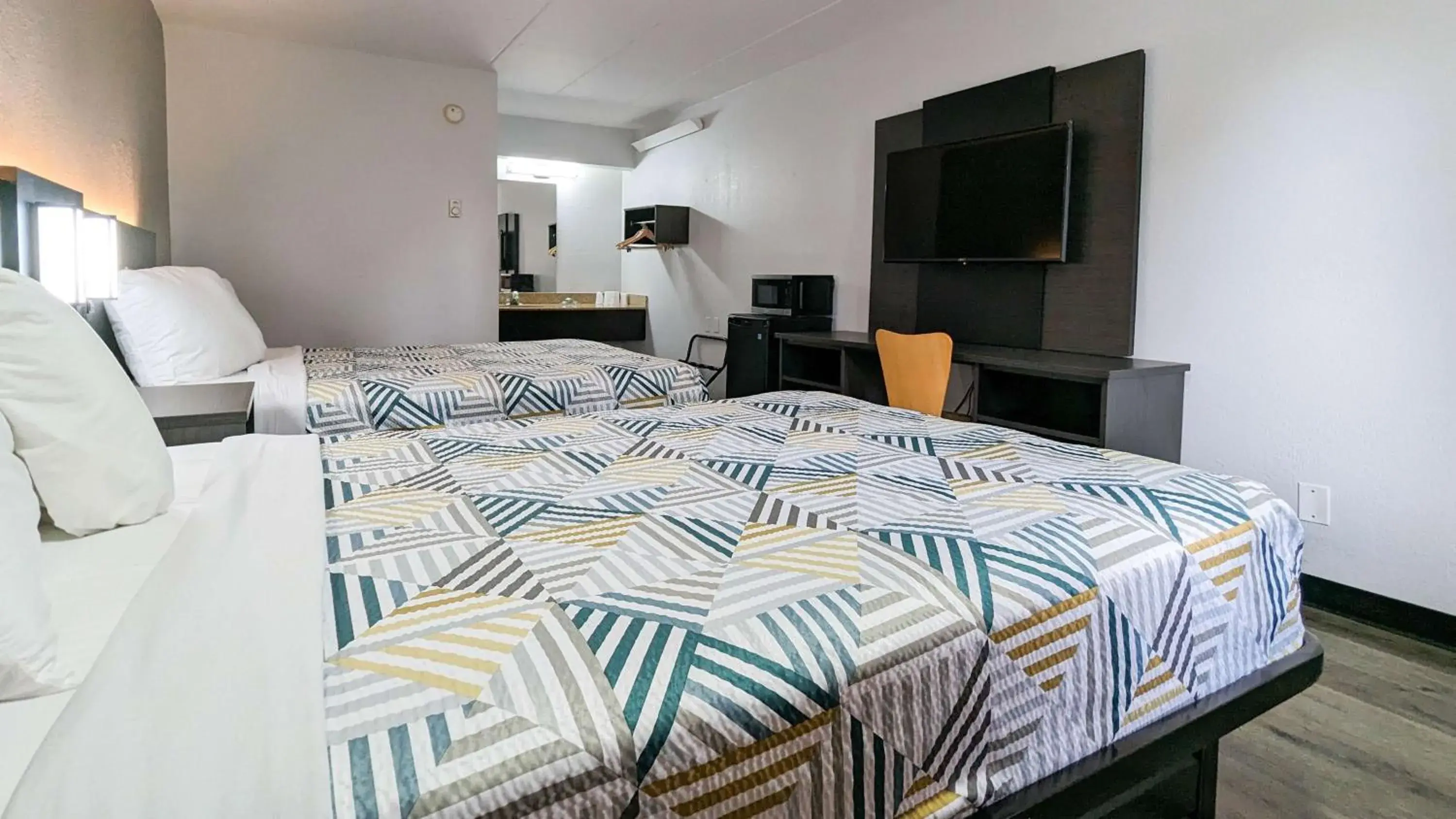 Deluxe Quadruple Room in Motel 6-Nashua, NH - South Deluxe Quadruple Room in Motel 6-Nashua, NH - South