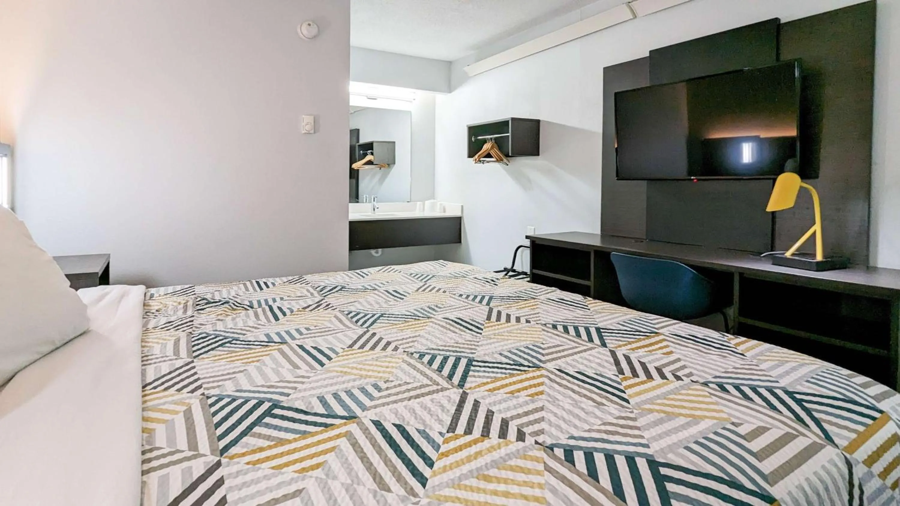 Bedroom, Bed in Motel 6-Nashua, NH - South