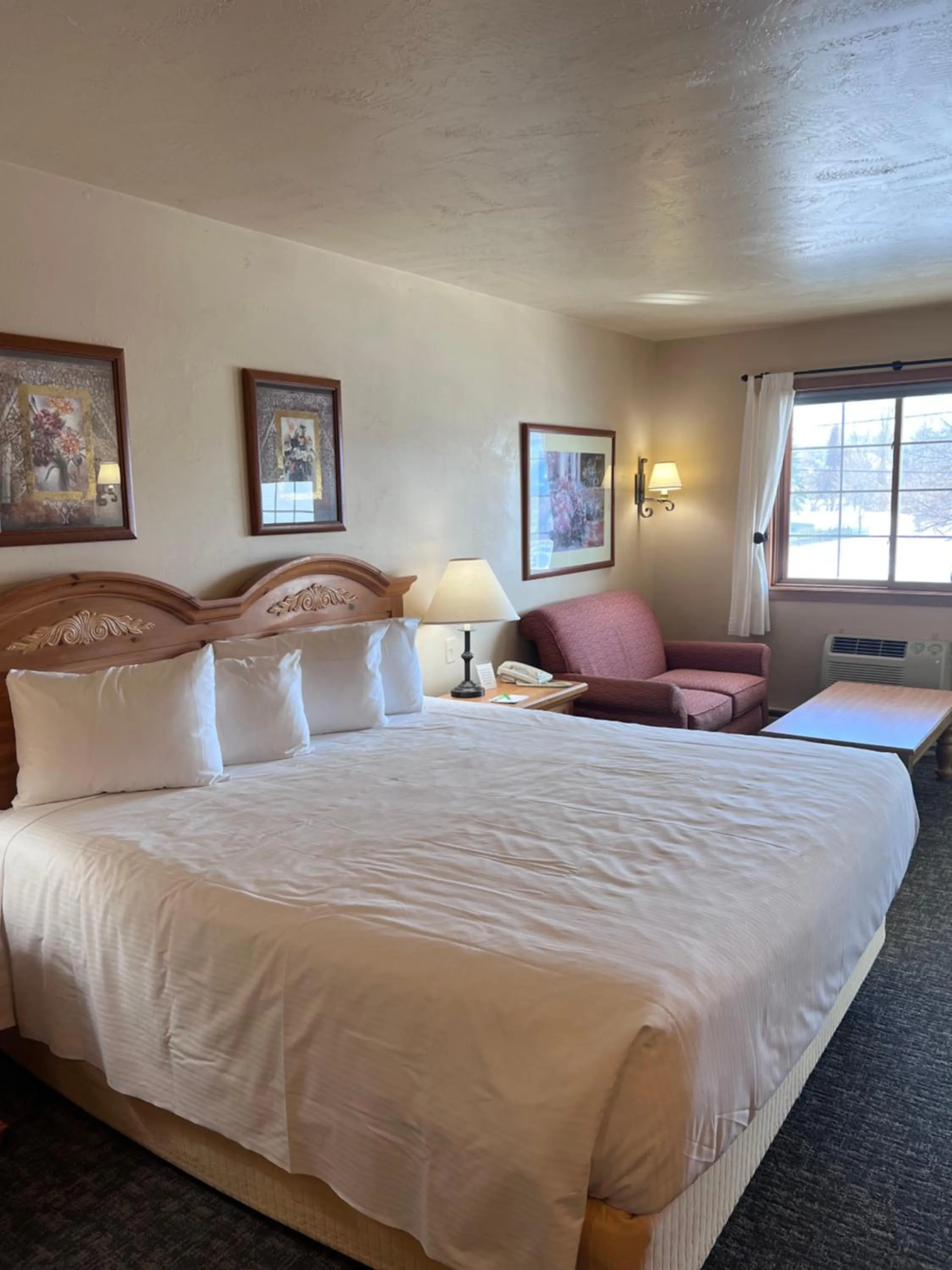 Bedroom, Bed in Homestead Suites - Fish Creek