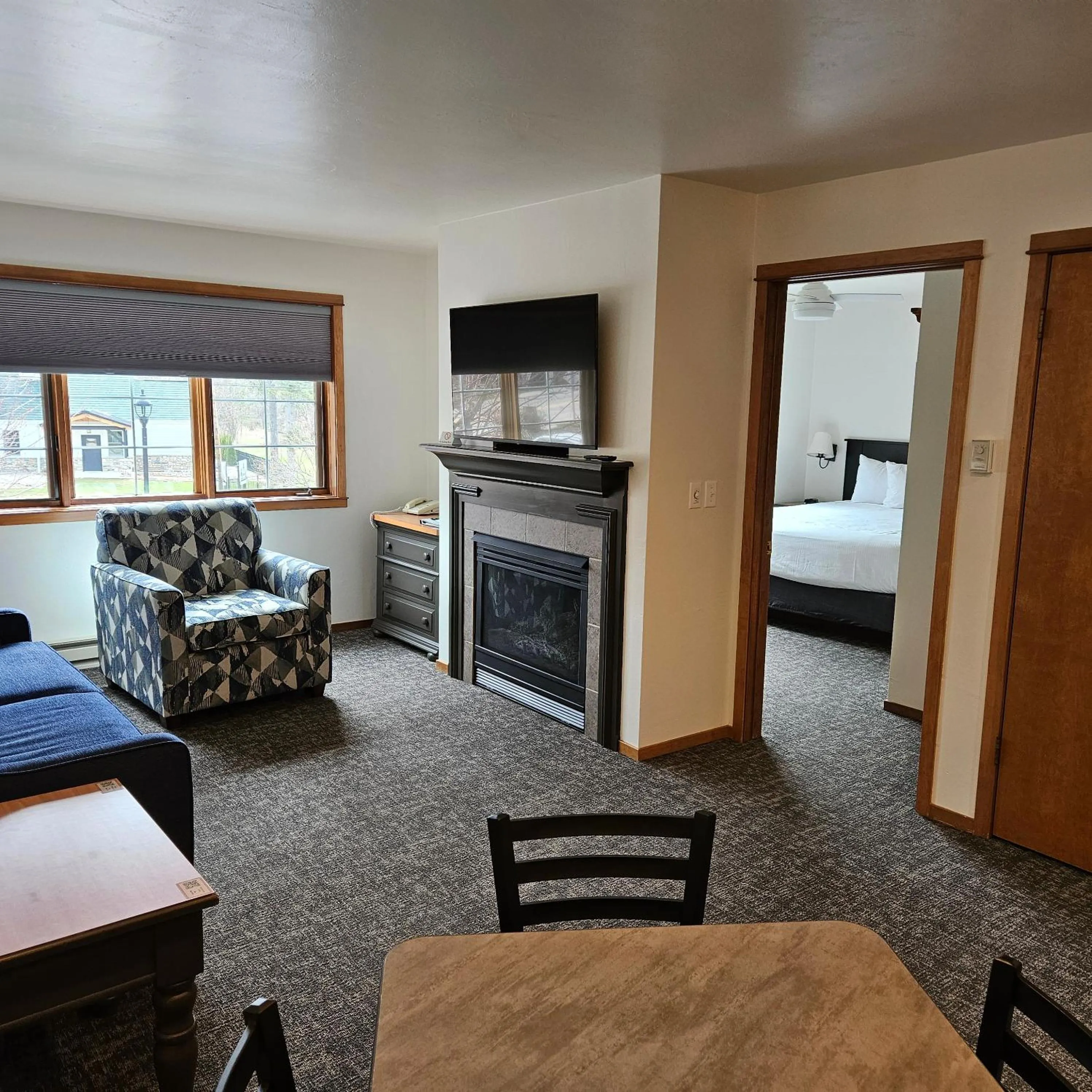 Living room, Bed in Homestead Suites - Fish Creek