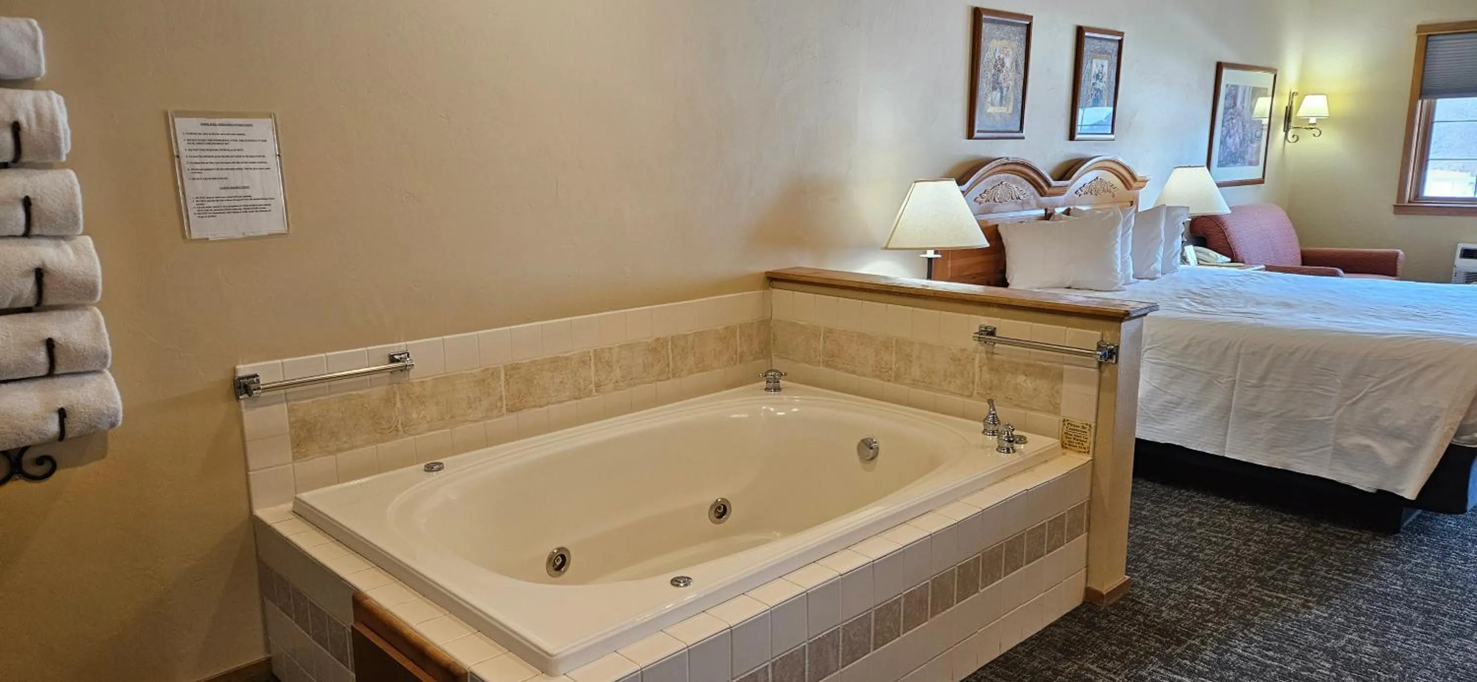 Hot Tub, Bed in Homestead Suites - Fish Creek