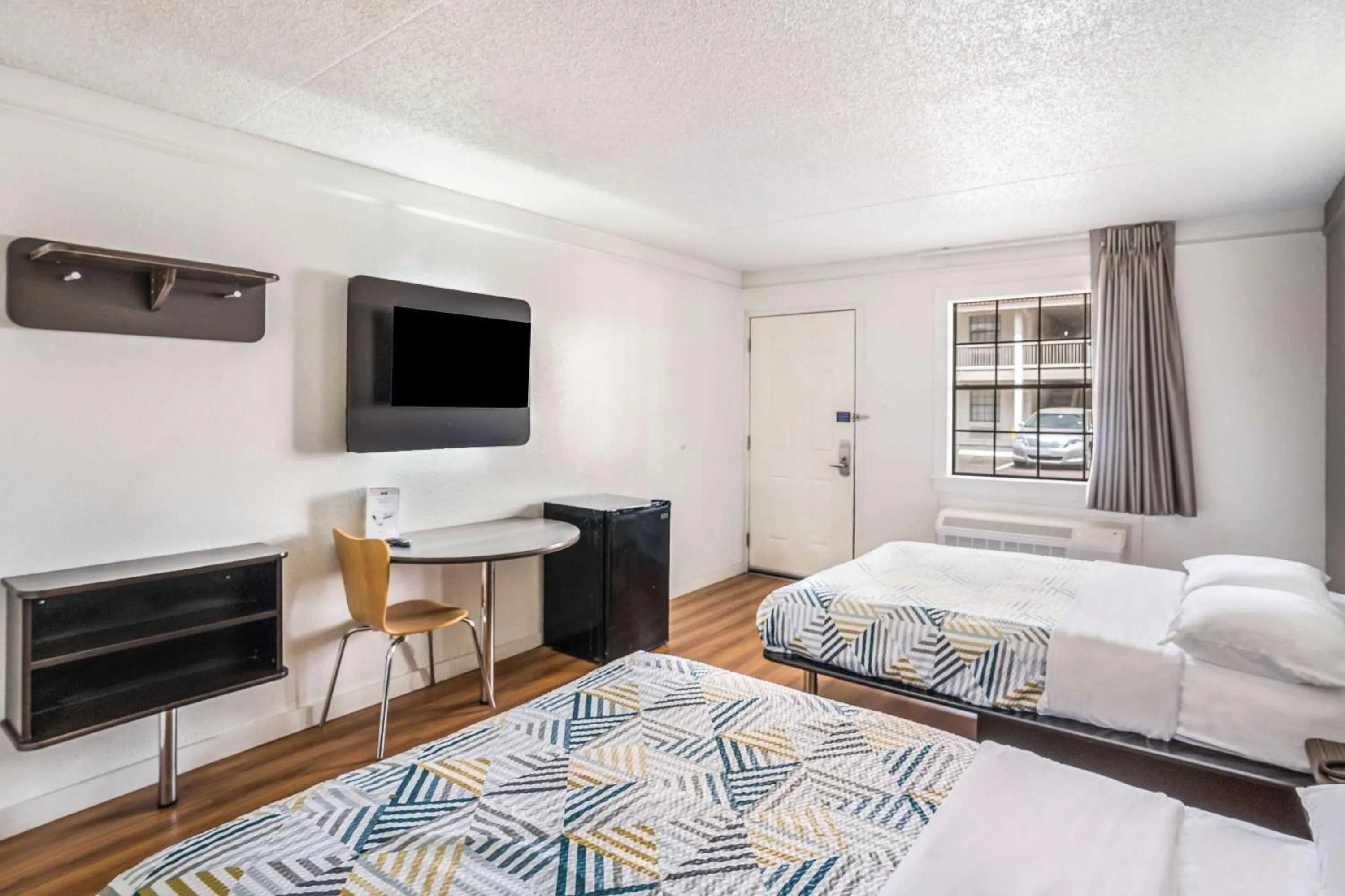 Photo of the whole room, Bed in Motel 6-Dallas, TX - Market Center