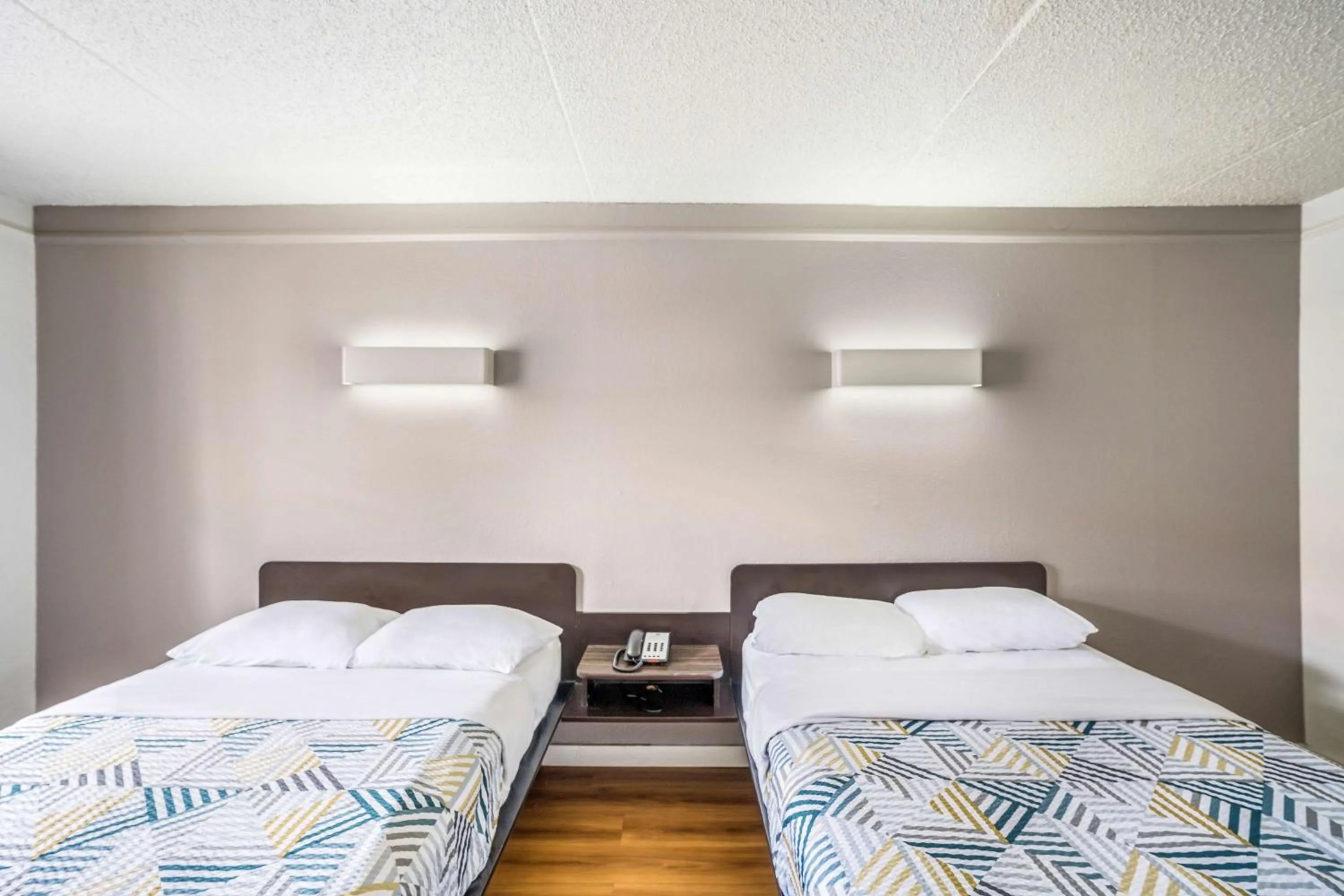 Photo of the whole room, Bed in Motel 6-Dallas, TX - Market Center