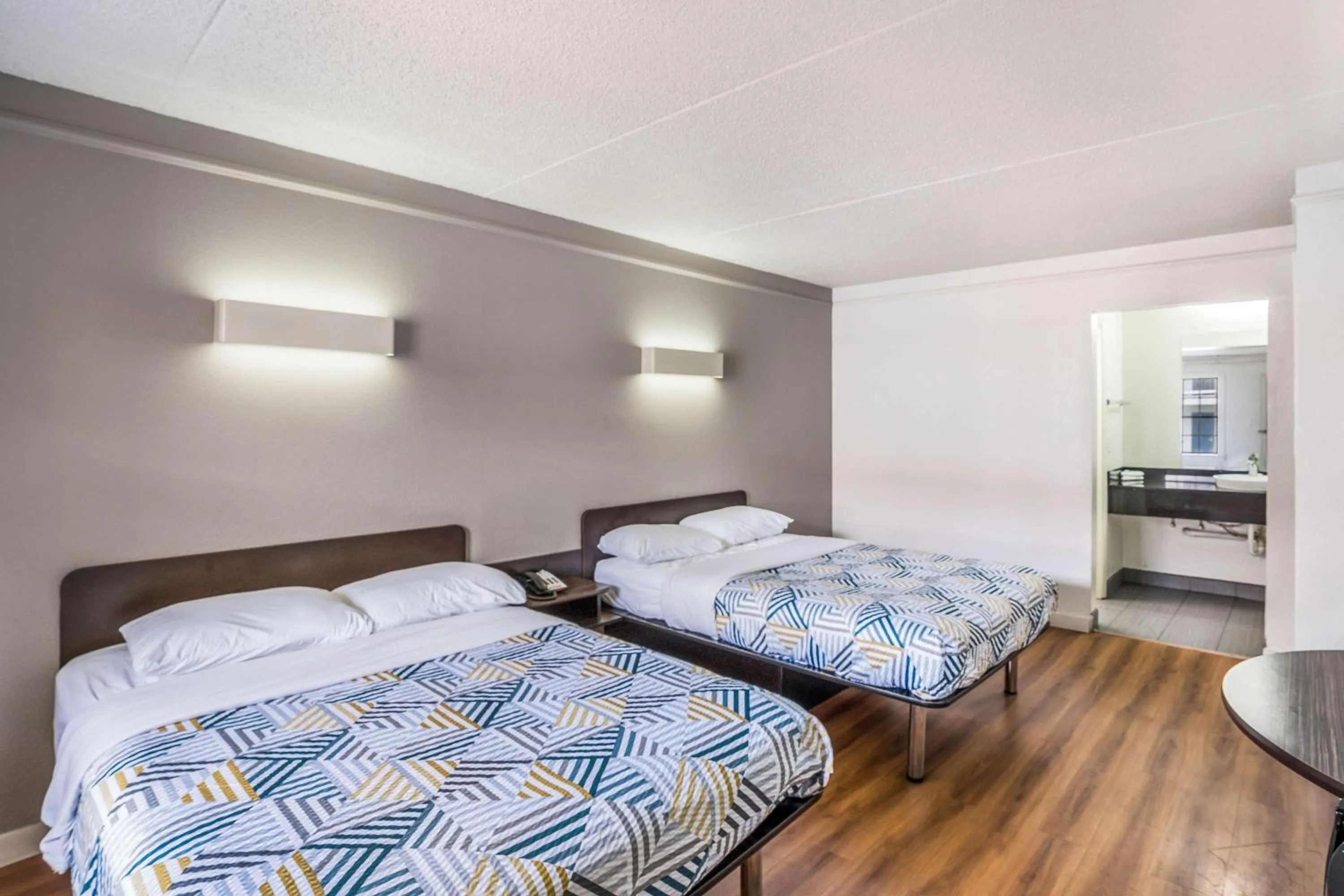 Photo of the whole room, Bed in Motel 6-Dallas, TX - Market Center