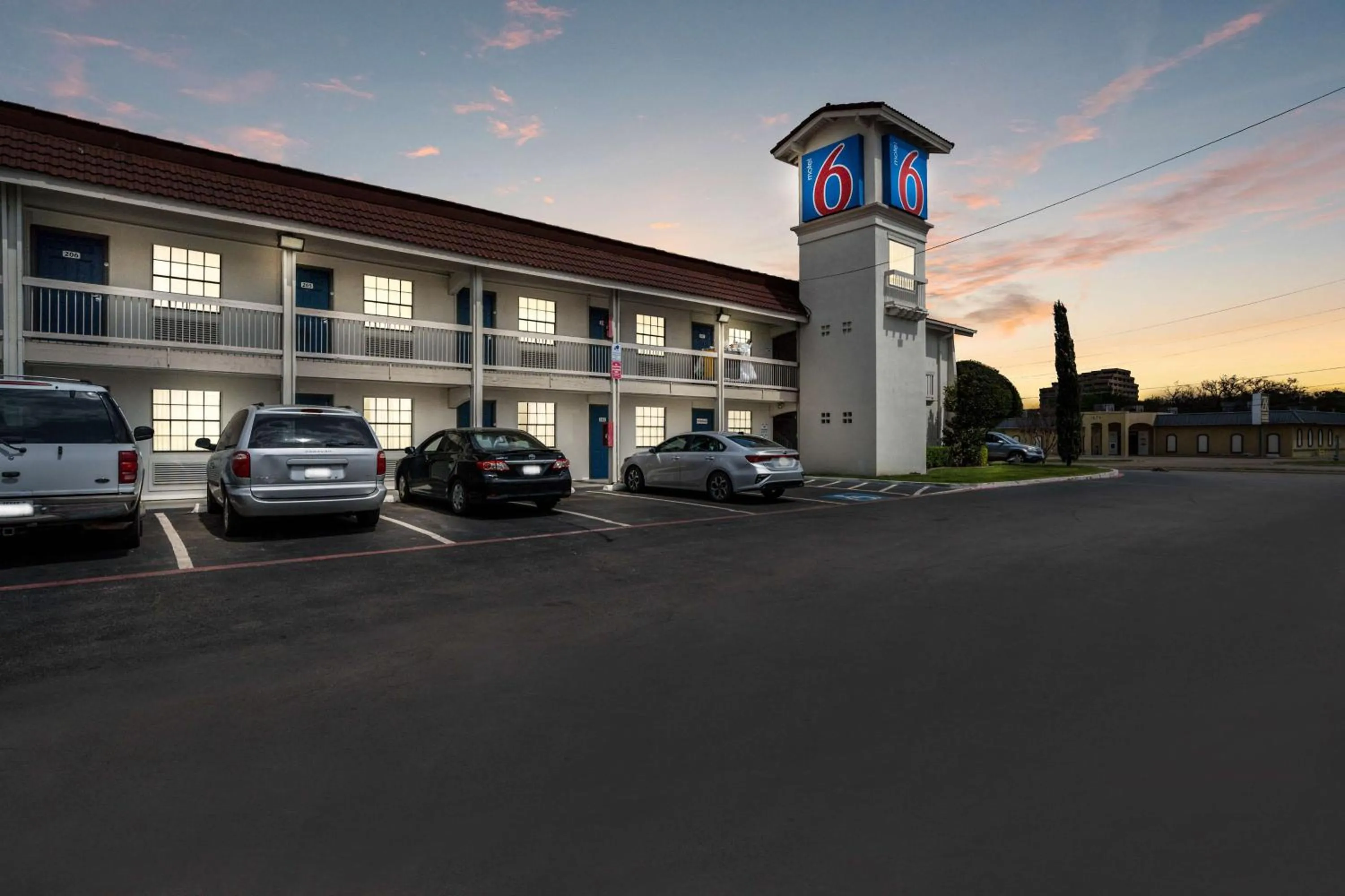 Property building in Motel 6-Dallas, TX - Market Center