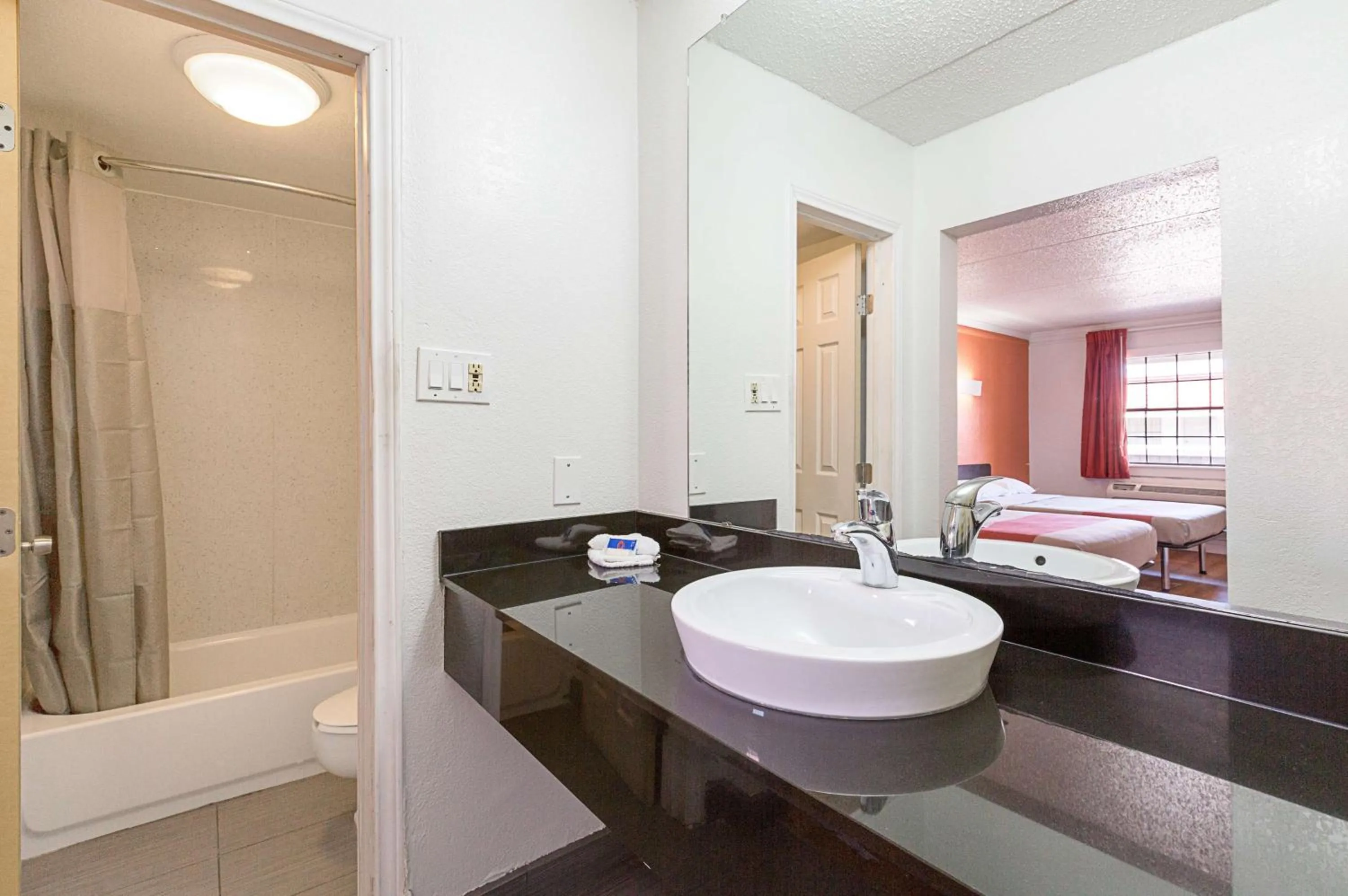 Toilet, Bed in Motel 6-Dallas, TX - Market Center