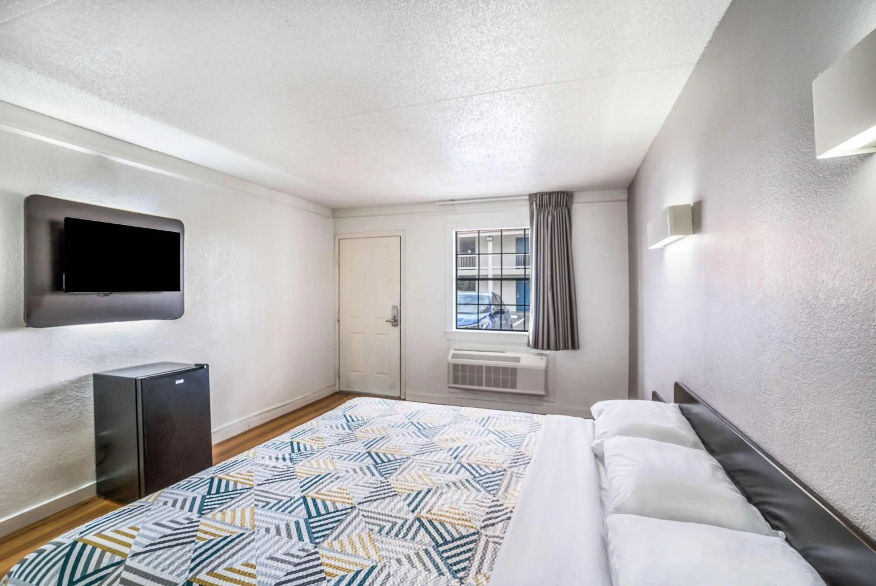 Photo of the whole room, Bed in Motel 6-Dallas, TX - Market Center