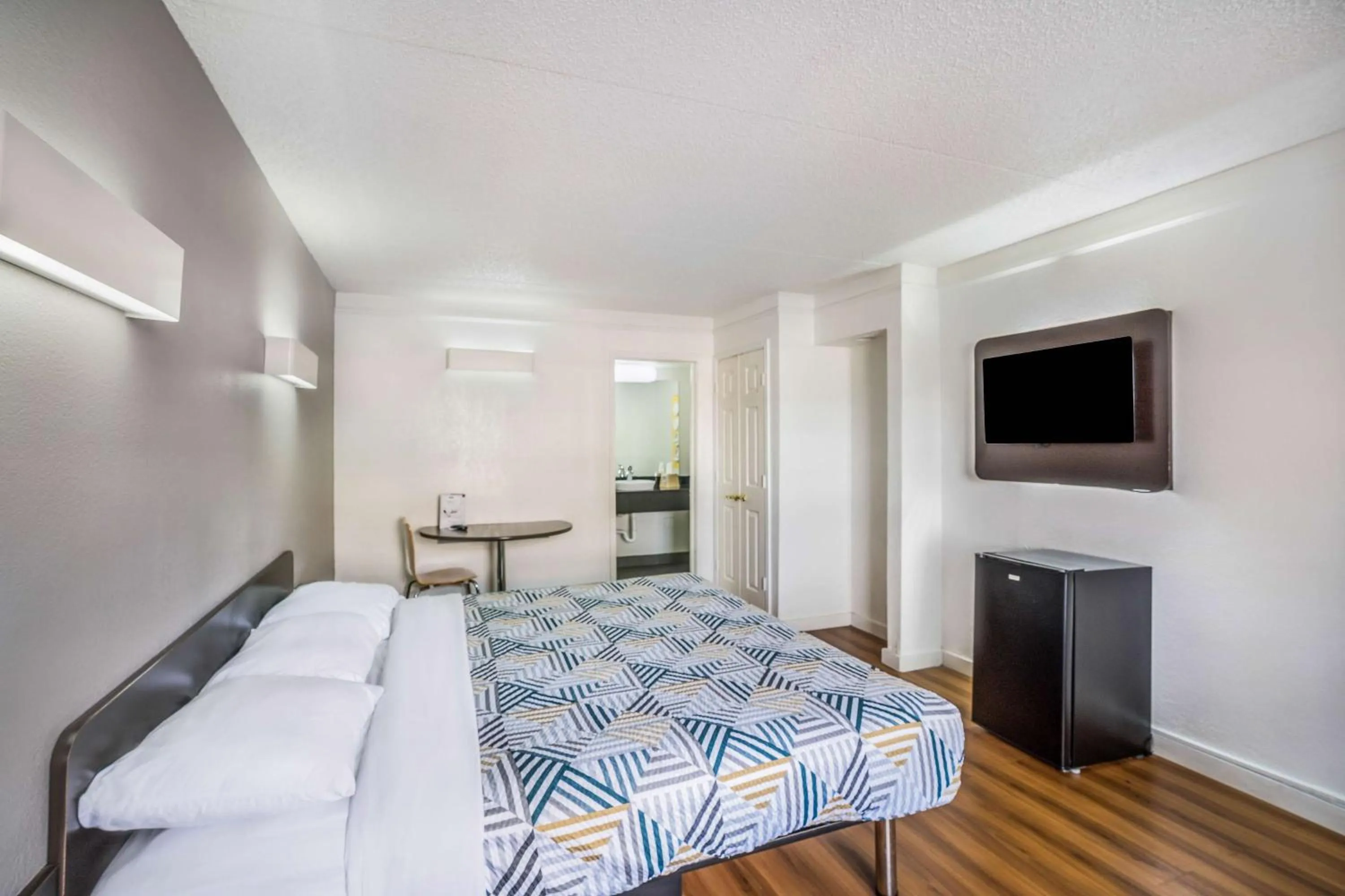 Photo of the whole room, Bed in Motel 6-Dallas, TX - Market Center
