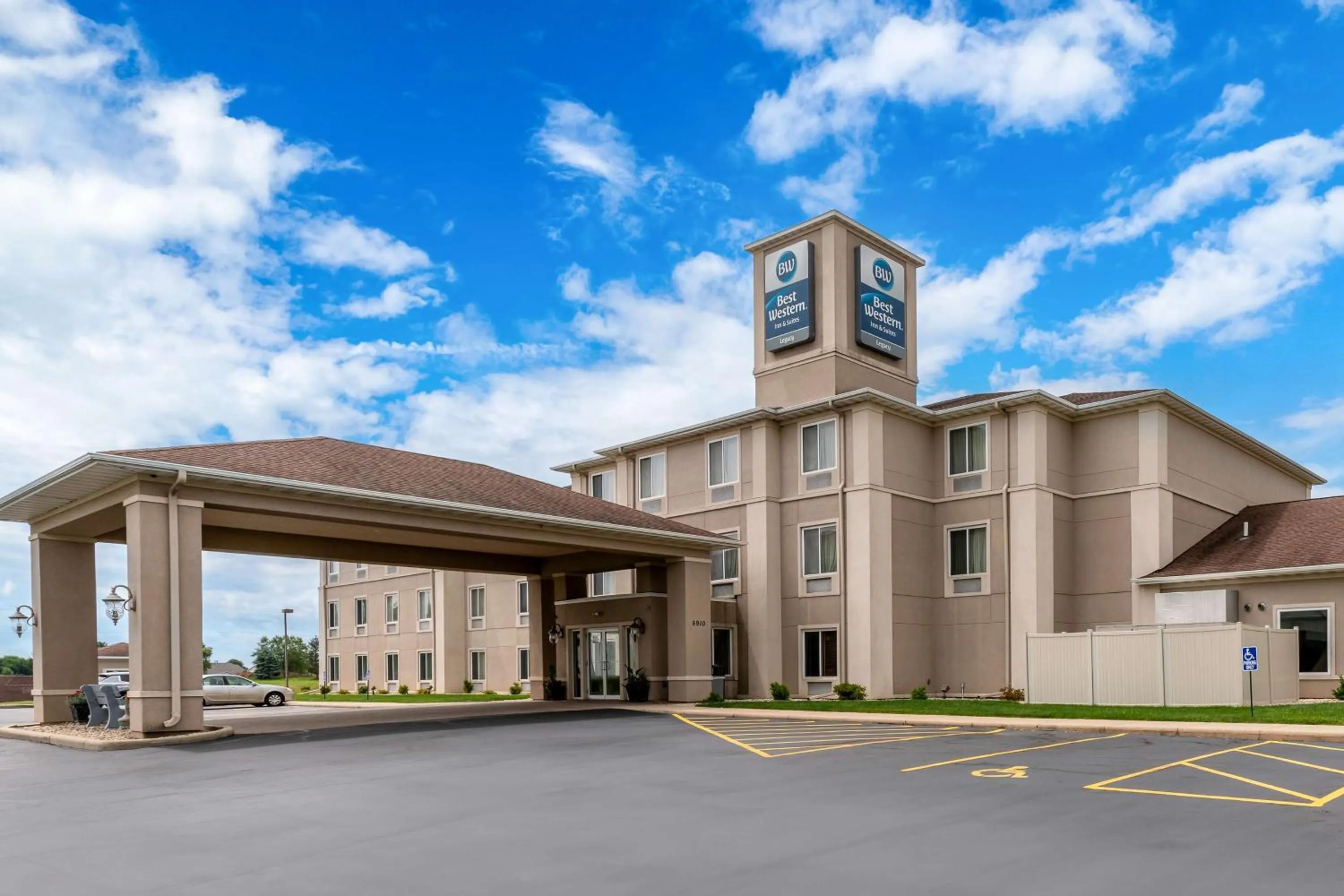 Property building in Best Western Legacy Inn & Suites Beloit/South Beloit