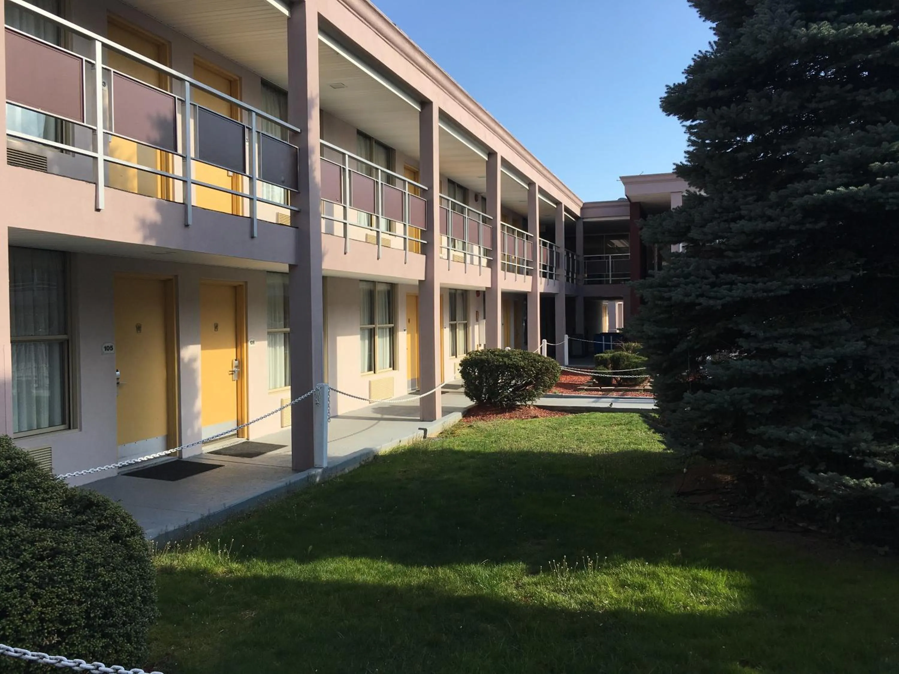 Property building in Ramada by Wyndham Rockville Centre