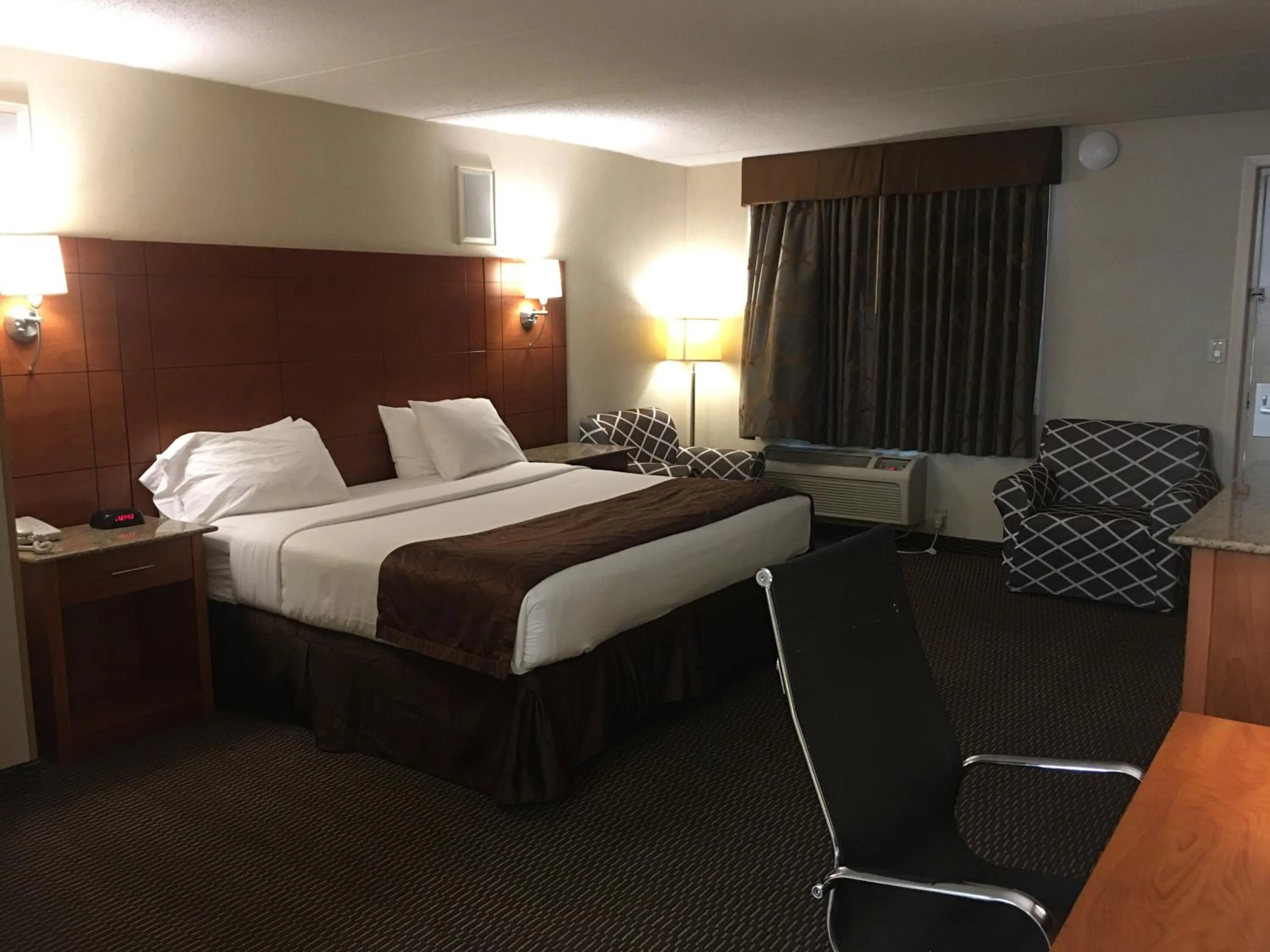 Bedroom, Bed in Ramada by Wyndham Rockville Centre