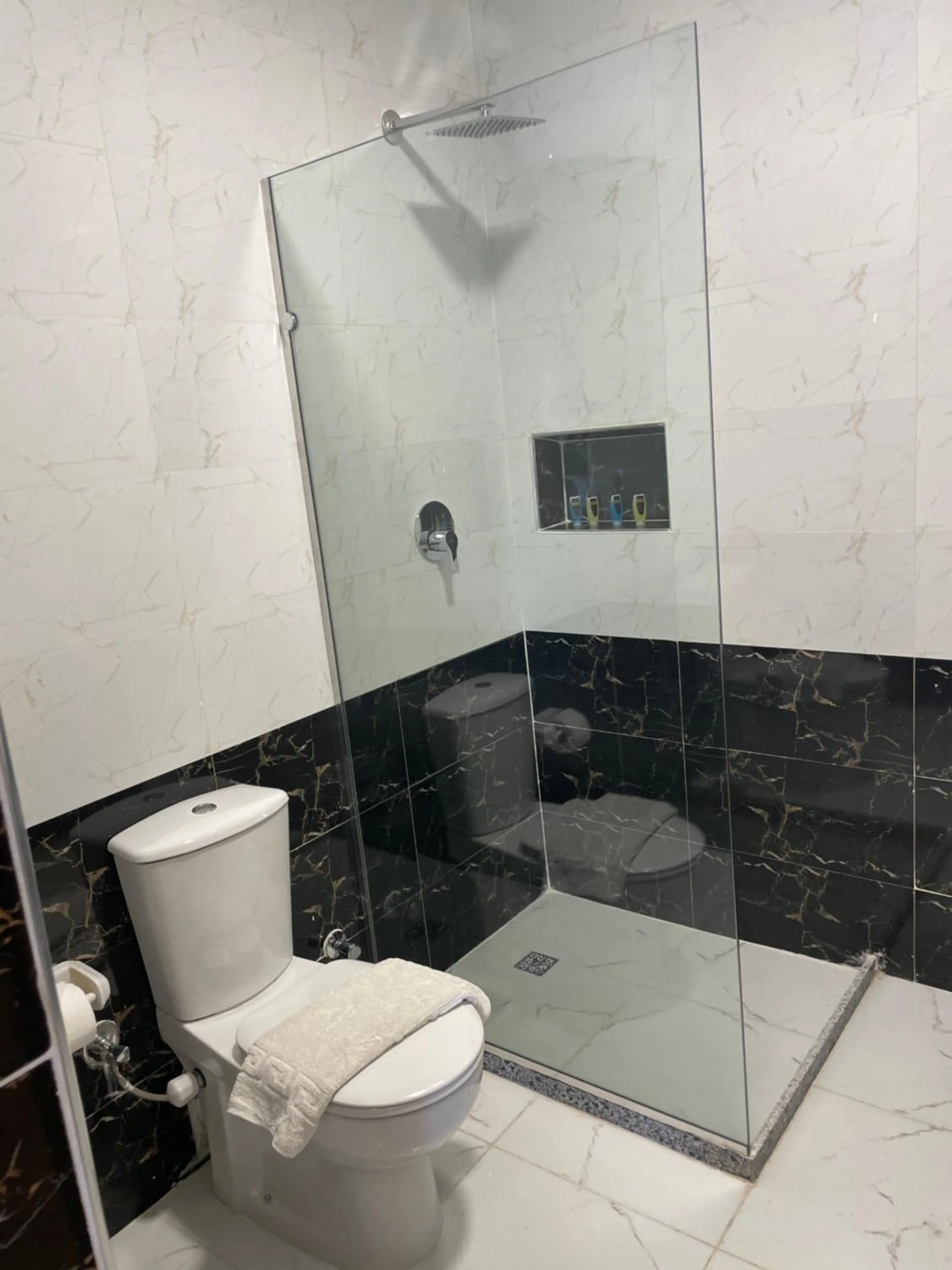 Shower in Pyramids View Inn Bed & Breakfast