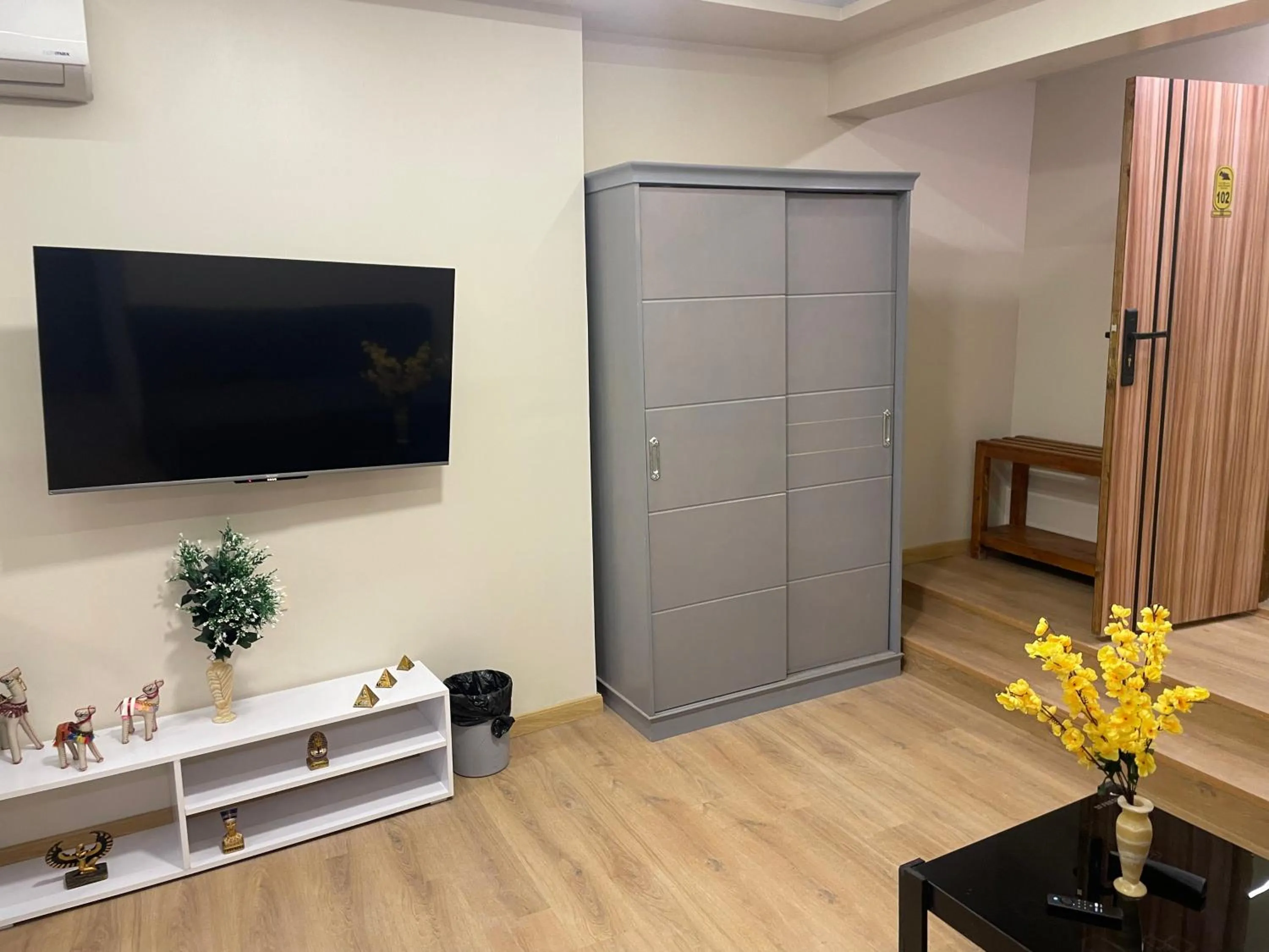 TV and multimedia in Pyramids View Inn Bed & Breakfast