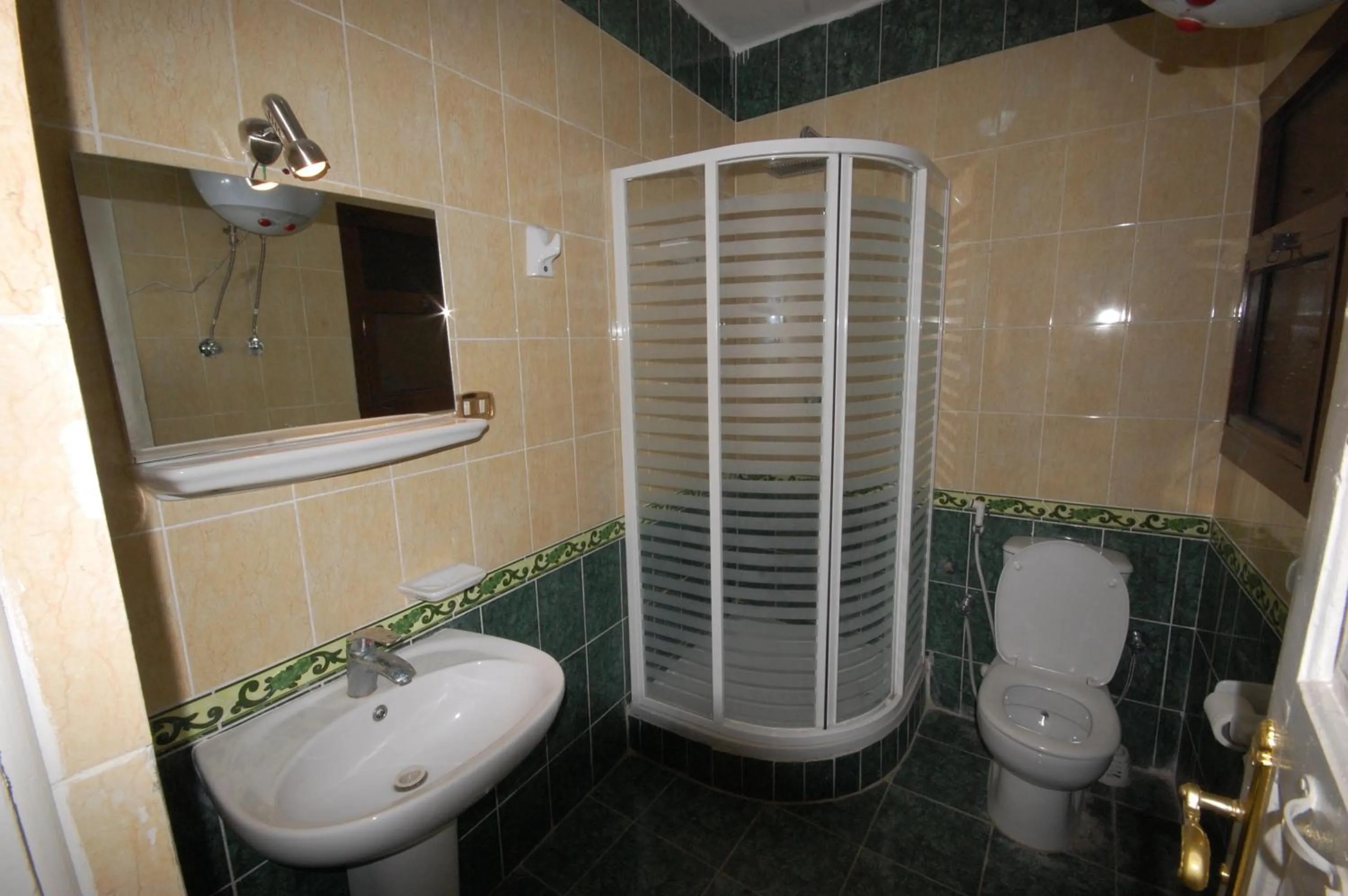 Shower in Pyramids View Inn Bed & Breakfast