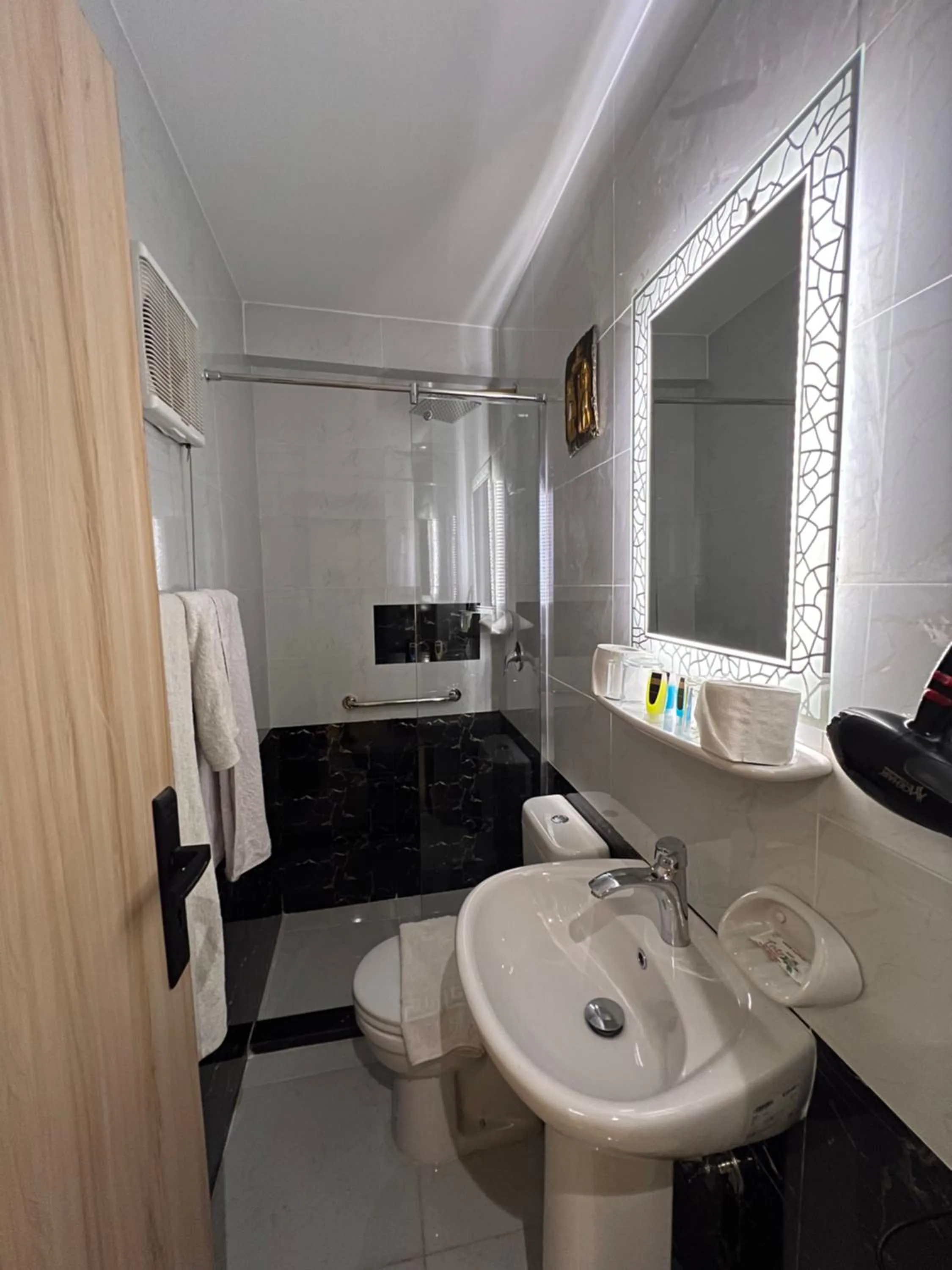 Shower in Pyramids View Inn Bed & Breakfast