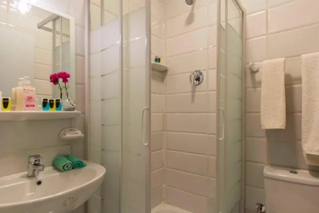 Shower in Pyramids View Inn Bed & Breakfast