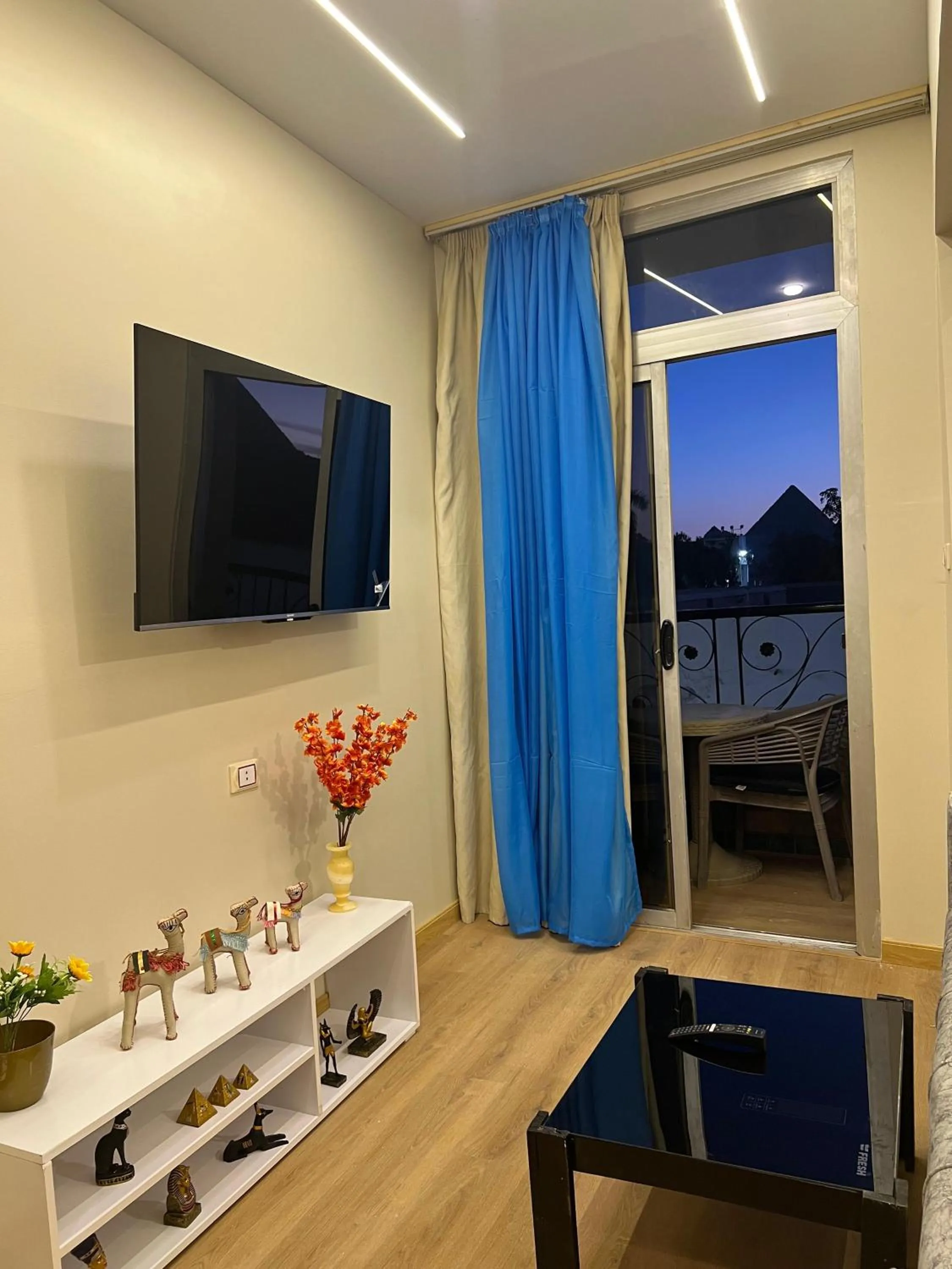 TV and multimedia in Pyramids View Inn Bed & Breakfast