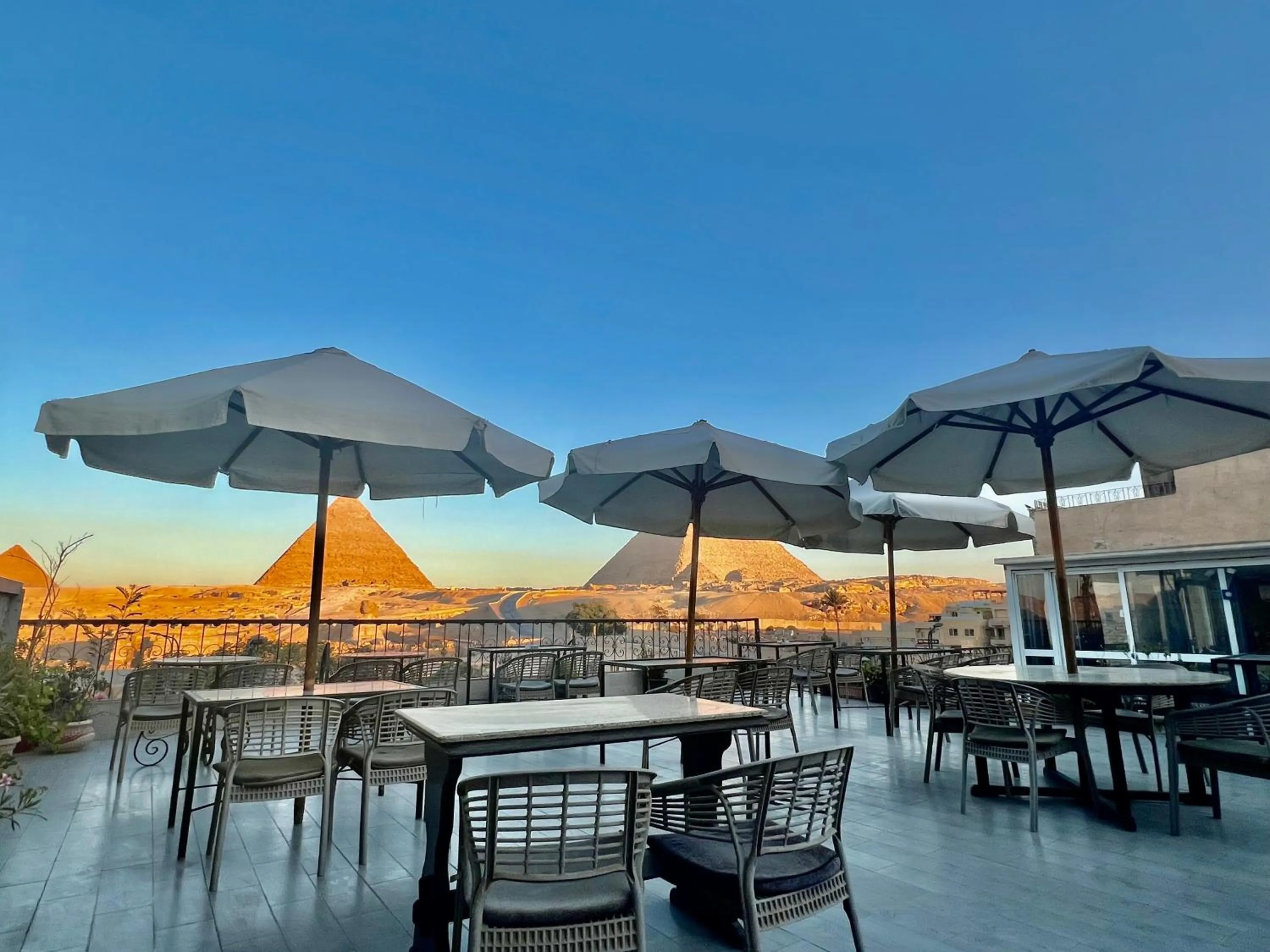 Restaurant/places to eat in Pyramids View Inn Bed & Breakfast