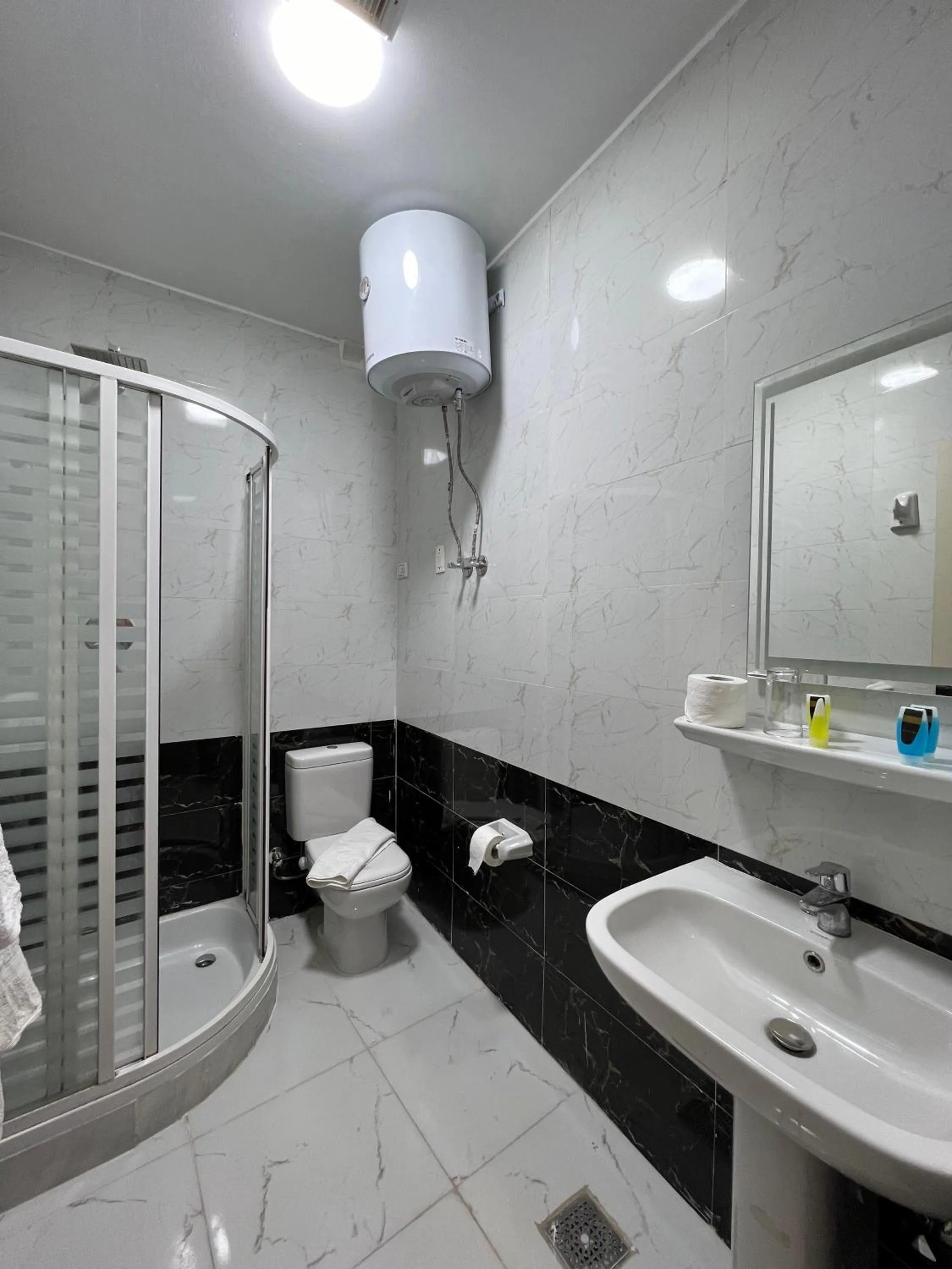 Shower in Pyramids View Inn Bed & Breakfast