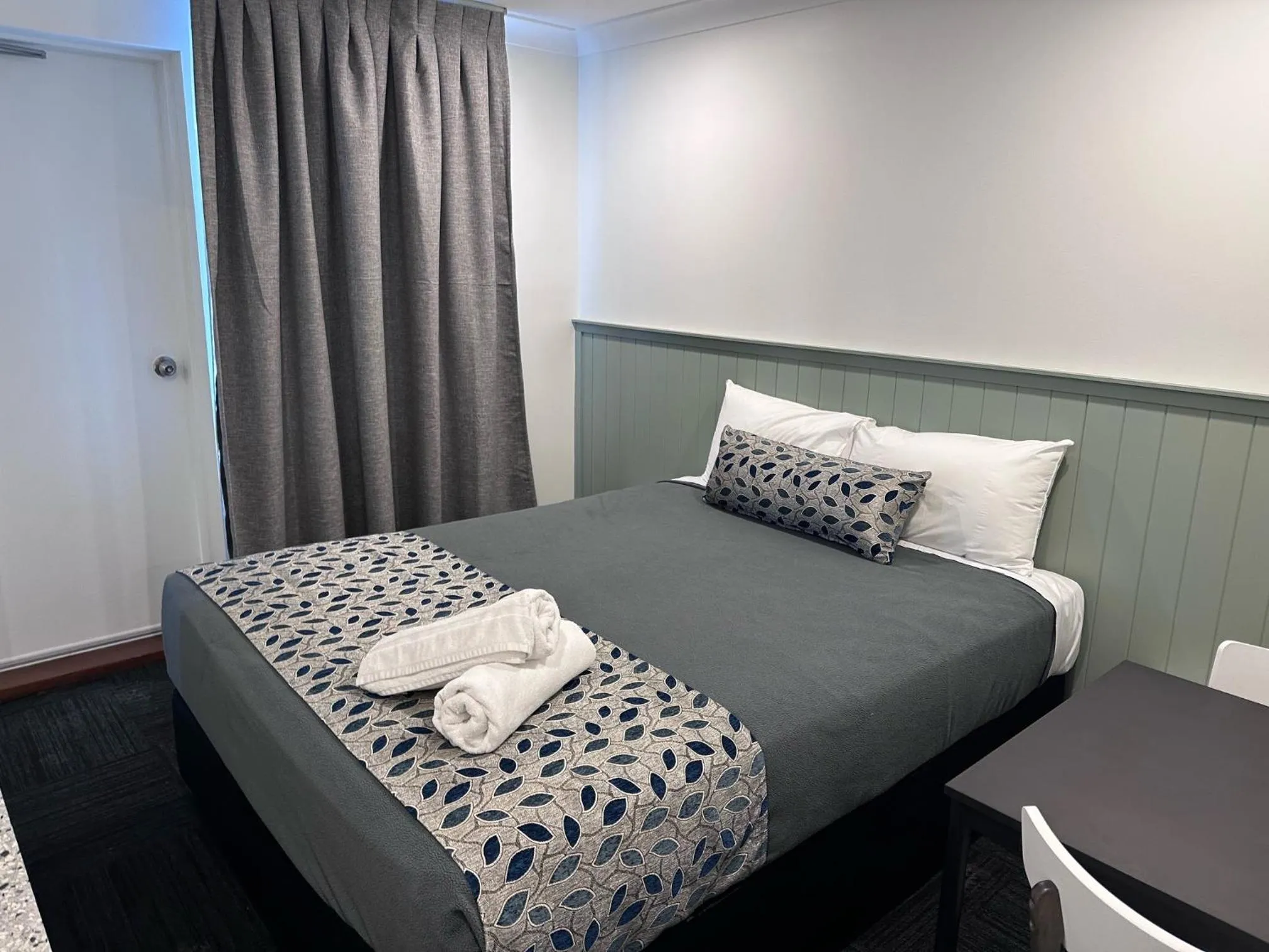 Bed in Surf Beach Motel Newcastle